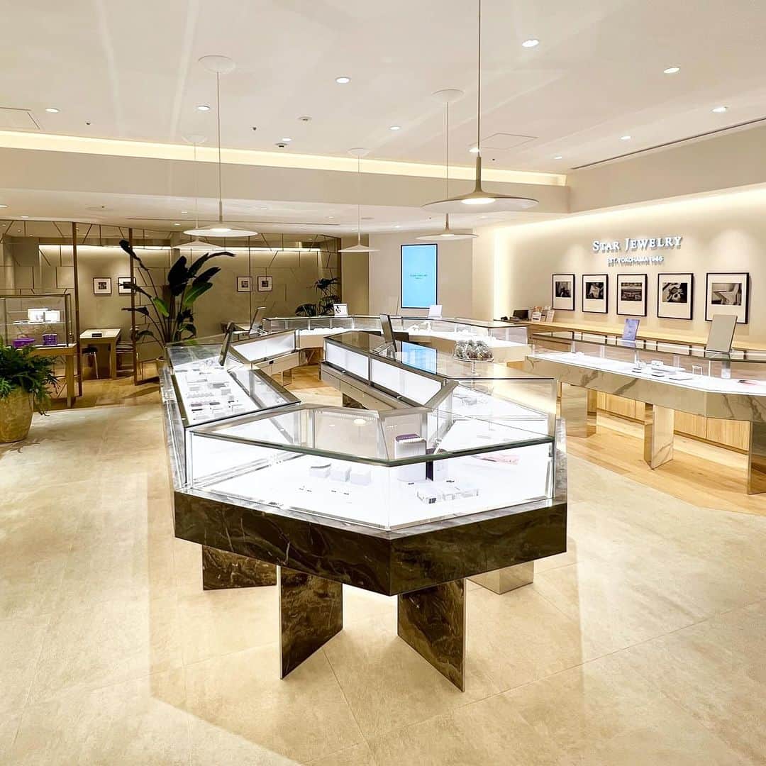 のインスタグラム：「【スタージュエリー表参道ヒルズ店】  STORE STAFF'S ACCOUNT  スタージュエリー表参道ヒルズ店の公式インスタグラムでは、最旬ジュエリーコーディネイトやストア情報を発信中！ おしゃれスタッフがおすすめするスタイリングに注目です💍  ▼店舗アカウントはこちら ＠starjewelry_omotesando  また、11/23(木・祝)～26(日)の期間中、同店のスペシャルイベントが開催！ 店内にクラフトマンブースが登場し、人気のヘリンボーンネックレスやチェインの即日カスタマイズやスタージュエリーのメンバーズポイントがダブルになるスペシャルサービスをご用意いたします。 この特別な機会にぜひ表参道ヒルズ店へお越しください。  #starjewelry #スタージュエリー #表参道ヒルズ店 #スタージュエリー表参道ヒルズ店 #クラフトマンイベント #ornamentbox #holidaylimited #クリスマスギフト #jewelry」
