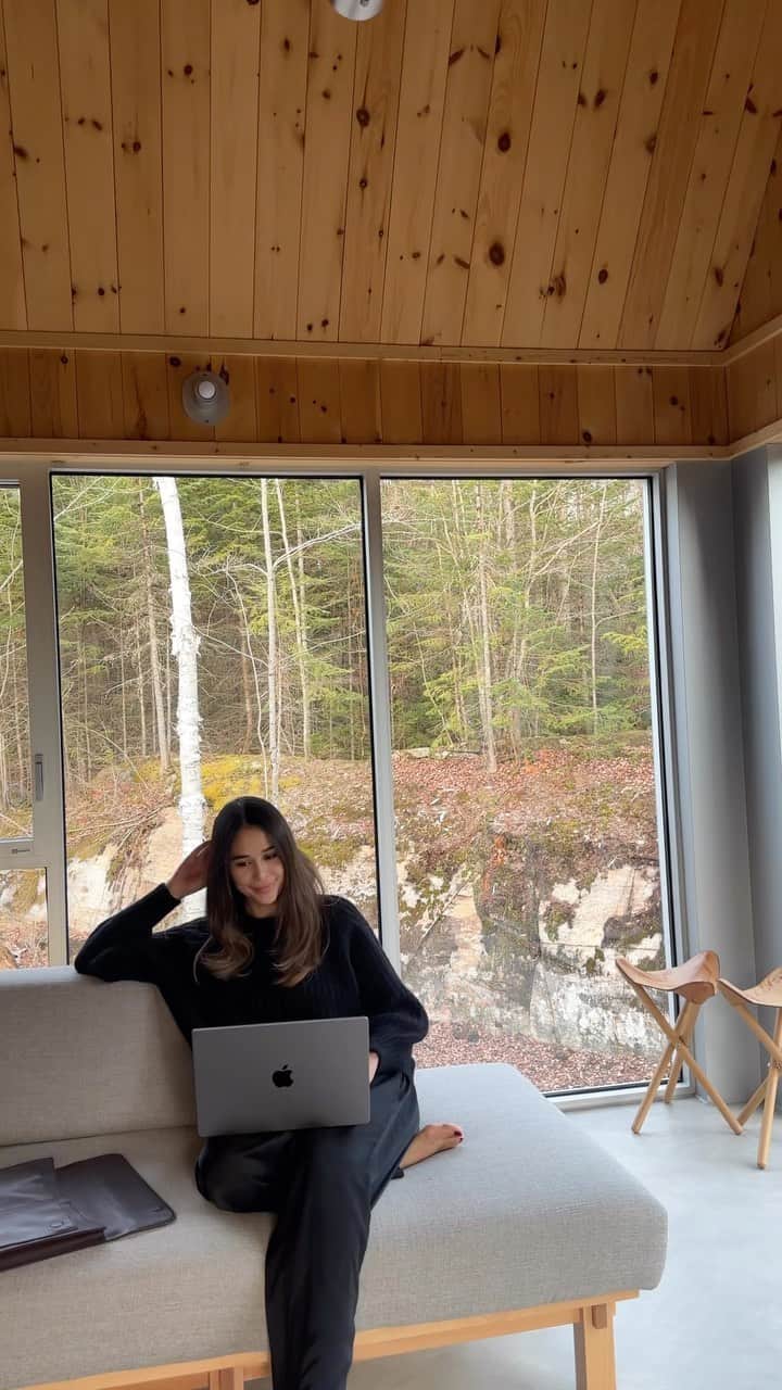 Clarins Canadaのインスタグラム：「@clarinscanada offre maintenant un service de consultation virtuelle GRATUITEMENT!!! Et pendant le Vendredi Fou, vous obtenez même 20% de rabais en ligne après la consultation!!  On est inondés d’informations sur le web alors j’ai trouvé ça super de pouvoir parler de mes préoccupations de vive voix avec une spécialiste!! J’ai beaucoup appris et je me suis rendue compte que ma routine n’était pas tout à fait adaptée à mon type et mes problèmes de peau.  Rendez-vous au Clarins.ca pour booker votre rendez-vous. Que ce soit pour des trucs et astuces beauté ou poser toutes vos questions en matière de routine de soin pour pallier à vos préoccupations. Ce service sera parfaitement répondre à vos besoins du moment.  Offert toute la semaine de 9h à 17h, essayez le vous allez ADORER!!  #Clarins #ad  #BeautyService #LiveConsultation」