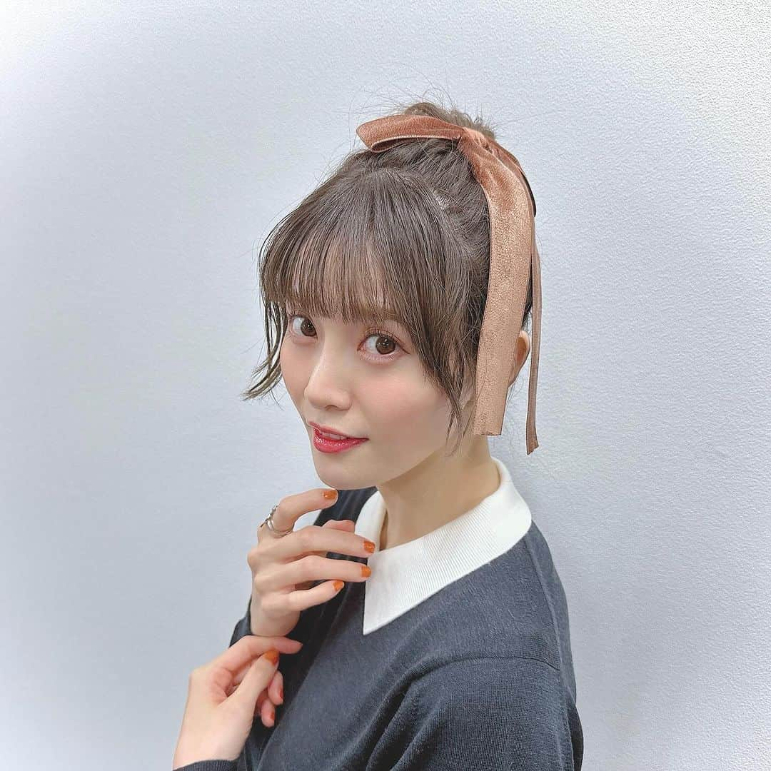 大森日雅さんのインスタグラム写真 - (大森日雅Instagram)「ヘアメイクで一瞬で 元気になったんだよ🎀✨✨ ほんとに魔法だね🪄 ⁡ いつもかわいくしてもらえて最高です。 ありがとうございます☺️さんちゃん🫶  このニットお気に入りで普段からずっと愛用♡ 愛着しかないニット♡ #ヘアメイク #猫かぶ #ヘアアレンジ #お団子ヘア #ボブとりあえず伸ばし中 #リボンアレンジ #ジョンスメドレー #johnsmedley」11月22日 8時40分 - nichika_omori