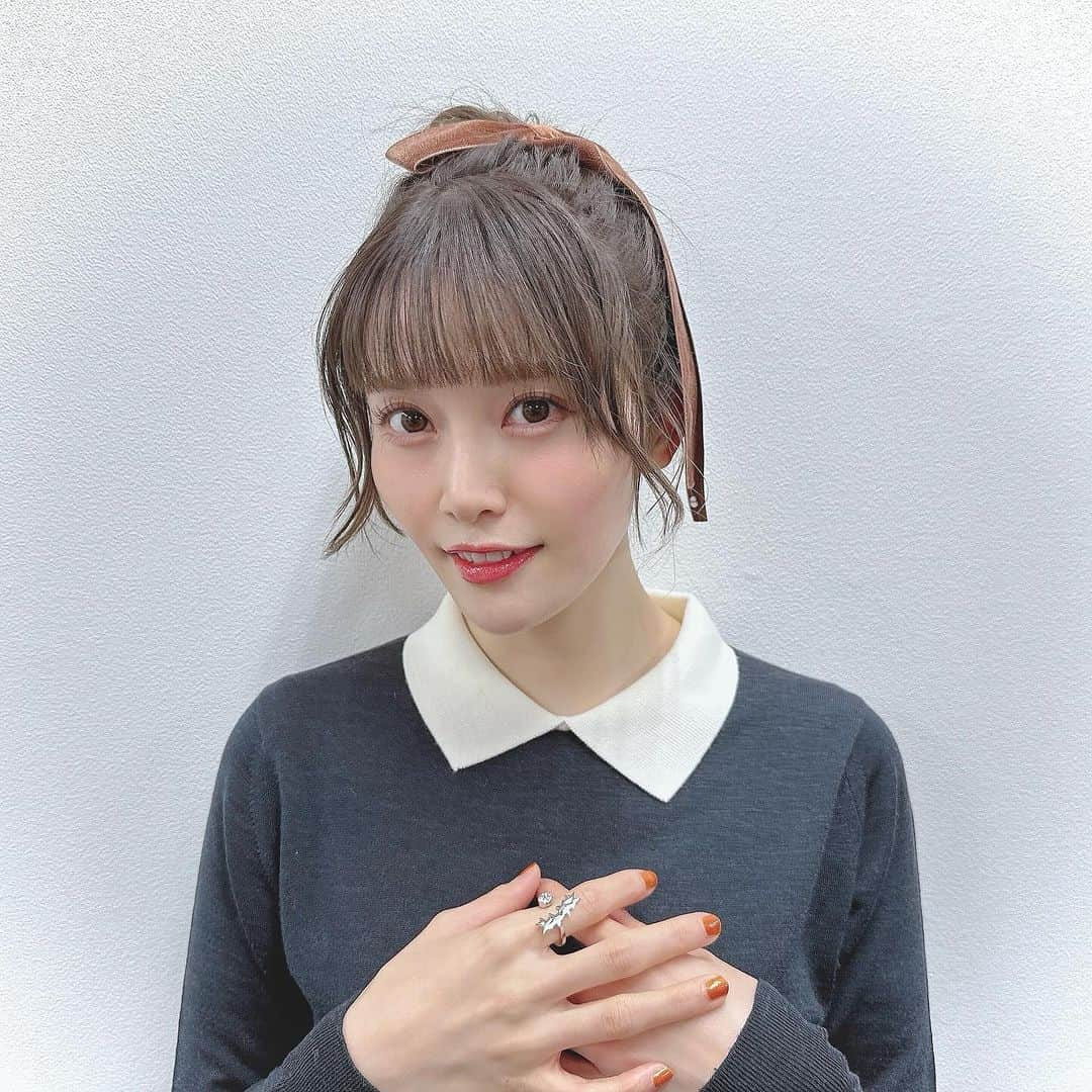 大森日雅さんのインスタグラム写真 - (大森日雅Instagram)「ヘアメイクで一瞬で 元気になったんだよ🎀✨✨ ほんとに魔法だね🪄 ⁡ いつもかわいくしてもらえて最高です。 ありがとうございます☺️さんちゃん🫶  このニットお気に入りで普段からずっと愛用♡ 愛着しかないニット♡ #ヘアメイク #猫かぶ #ヘアアレンジ #お団子ヘア #ボブとりあえず伸ばし中 #リボンアレンジ #ジョンスメドレー #johnsmedley」11月22日 8時40分 - nichika_omori