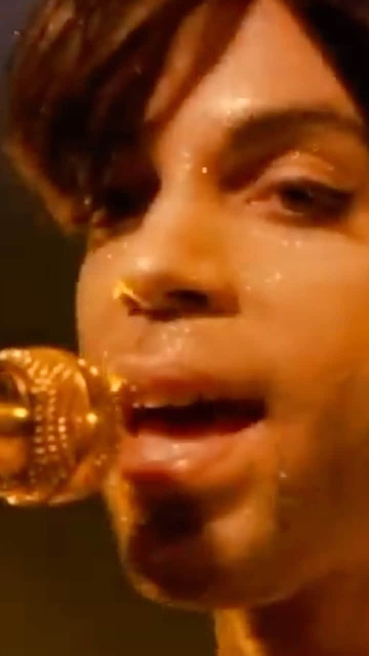プリンスのインスタグラム：「On this day in 1995, Prince’s music video for “Gold” aired on BET.   Recorded at Paisley Park Studios, the initial edit of the video contains only the performance for music channels, while the other edit made for the Love 4 One Another film includes the female protagonist Nikki (portrayed by Cory Dana) within the crowd watching Prince’s performance.」