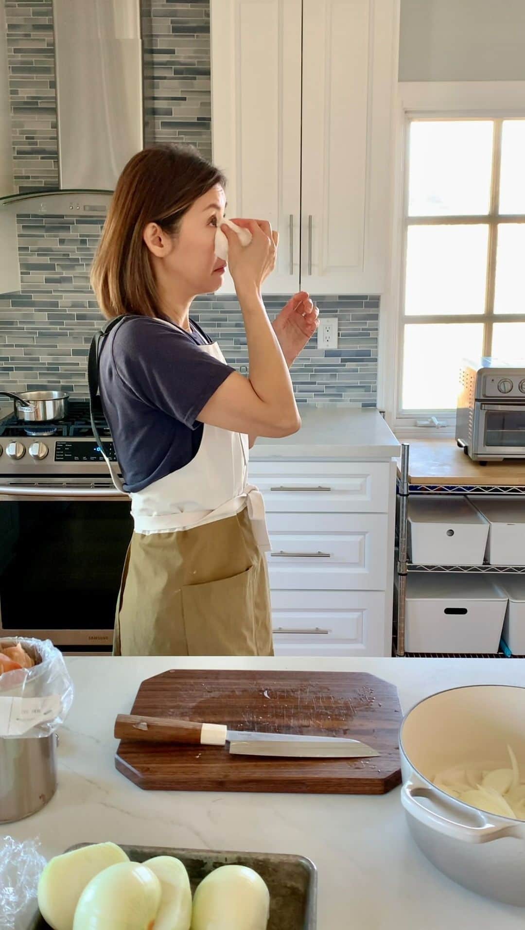 高木りなのインスタグラム：「玉ねぎのスライスに苦戦した日。水を口に含んだままカットすると目に染みないらしい。お肉は豚バラにしたので別に焼いて油をカットしました。余ったカレーは冷凍にするか、次の日カレーうどんにするので、ジャガイモは別に素揚げしました。양파 슬라이스로 고생하던 날. 물을 입에 머금고 자르면 눈이안맵대요ㅎ 고기는 삼겹살을 따로 구워서 기름을 뺐어요. 남은 카레는 냉동하거나 다음날 카레우동으로. 감자는 따로 튀겼어요.」