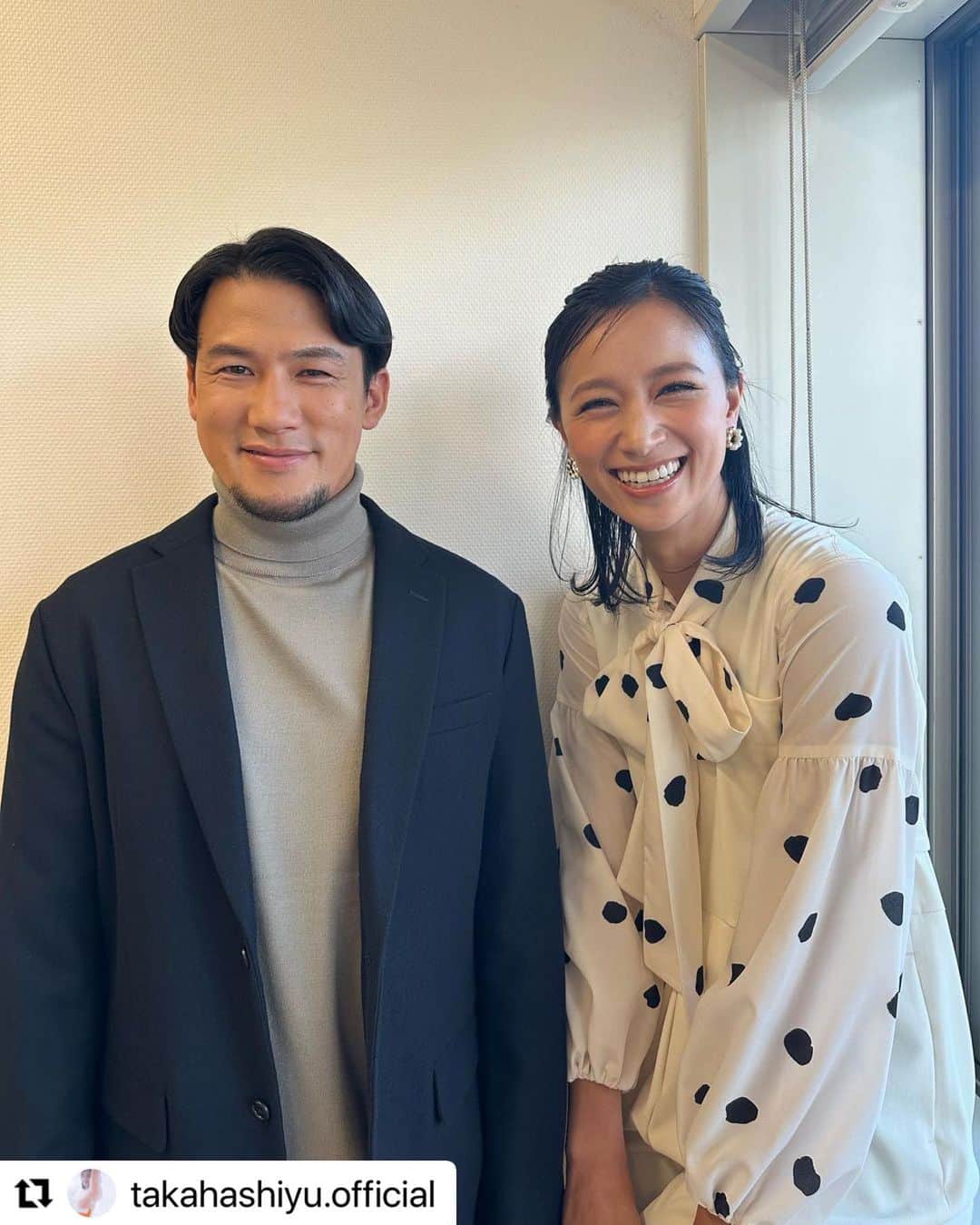 山口りさのインスタグラム：「ヒロくん　　@hirotakaurabe  ゆーちゃん  @takahashiyu.official   #Repost @takahashiyu.official with @use.repost ・・・ 毎年、その年に話題を集めた「子育て」にまつわるトレンドを表彰し、もっと子育てしやすい国になることを目的としている #ペアレンティングアワード  カップル部門を夫婦で受賞させていただきました🙇‍♀️  これもすべて産まれてきてくれた息子達のおかげです👼  また、私たち2人だけでなく周りの方達のサポートがあって育児と仕事を両方できていると本当に思います。  そして子どもとのことをSNSを通じてアップする事で観てくれている方や皆さまからのメッセージが本当にモチベーションになっているのも事実です。  皆様のおかげです♡   これからも夫と連携プレーで育児も仕事もし続けられればと思って居ます😌  2人とも リサちゃんメイク💄 @hairmakeupbylisayamaguchi   洋服はこちら brouse @grace_continental.div jumpsuit @teechi_official」