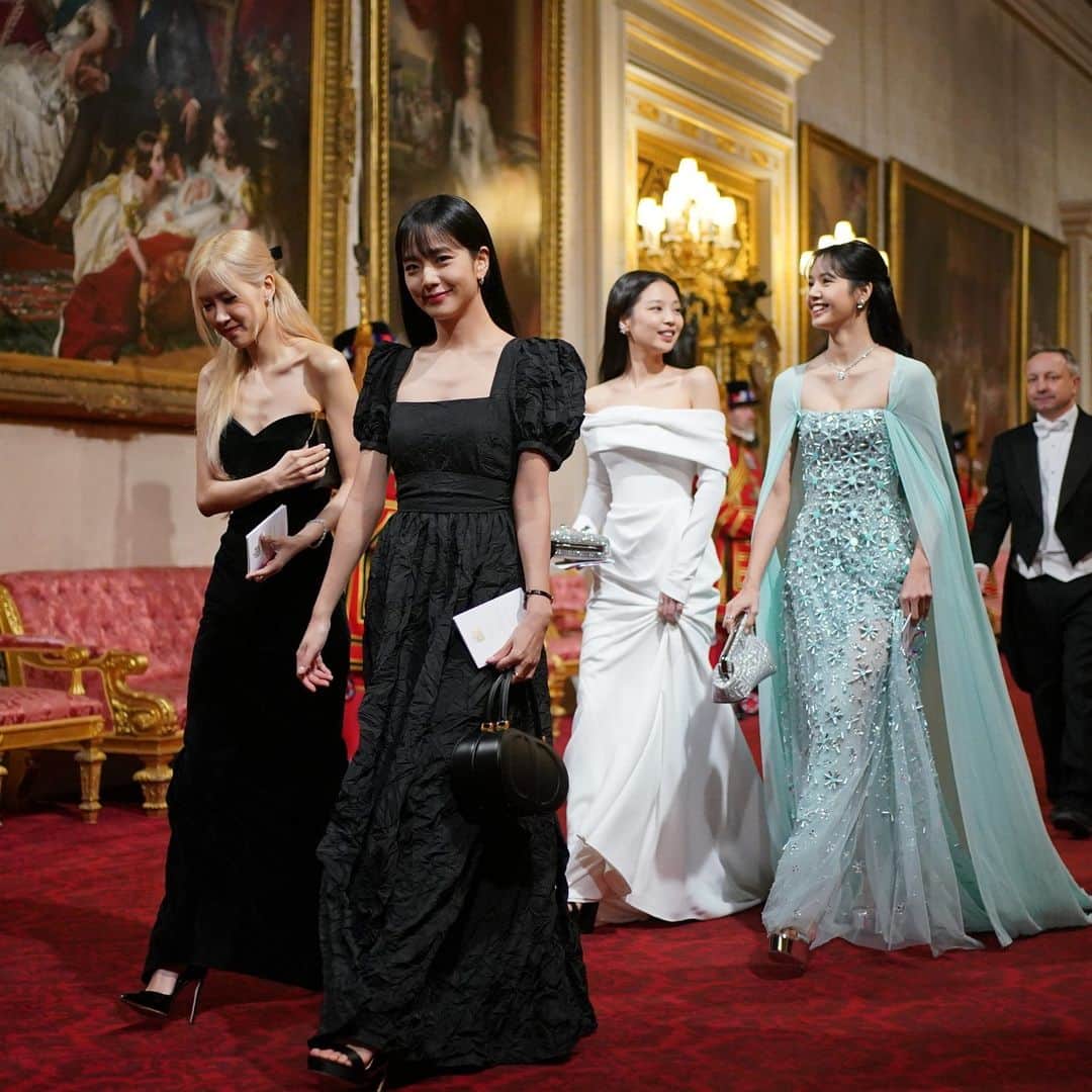 Vogueのインスタグラム：「@blackpinkofficial takes Buckingham Palace in royal-ready fashion! The K-pop group joined South Korean President Yoon Suk Yeol for his state visit to London, making the visit one of the most noteworthy international pop-culture crossovers in recent memory. Not since the Spice Girls palled around with Prince Charles in 1997 has a girl group of this magnitude visited with the now-King. Tap the link in bio for all the details about their visit.」