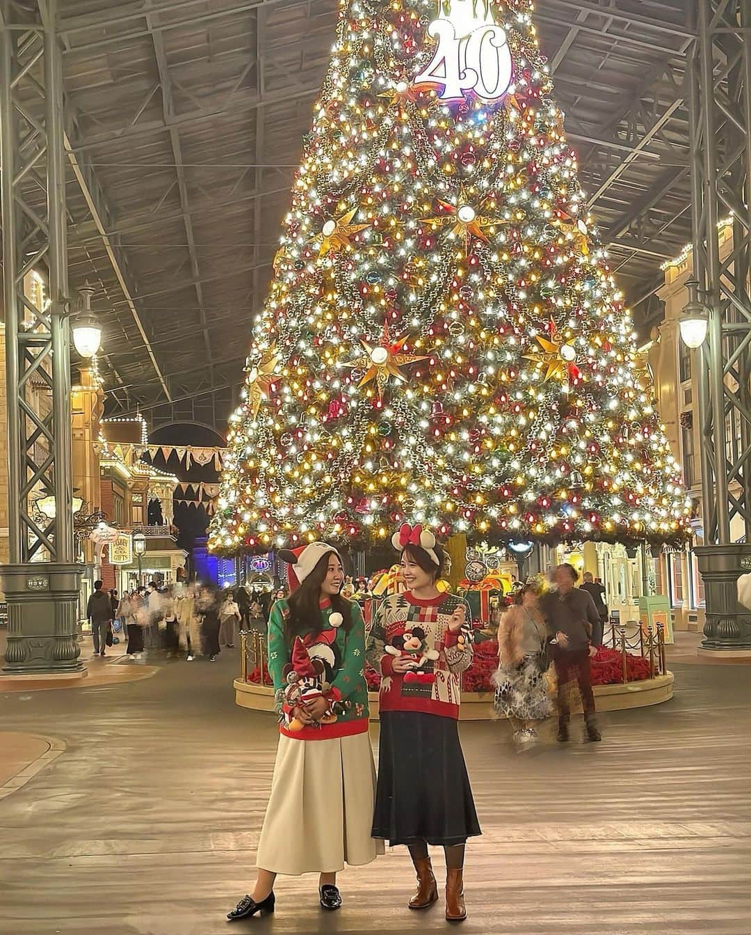 ルナのインスタグラム：「貸切ディズニーランド🏰🎊 JAL主催のプライベート・イヴニング・パーティーに @mari_asai_625 ちゃんが連れてってくれた🫢🤍  めちゃくちゃ可愛い限定のパスケースも😫✨  ツリーの前でこんなに人が少ないタイミングで 写真撮れることないから嬉しかった〜🎄 見たかったショーも見れたし3時間はあっという間🥲  充実した楽しい時間でした🥰  ミッキーのクリスマスニットは数年前の🎅  ┈┈┈┈┈┈┈┈┈♡ #クリスマスディズニー #ディズニークリスマス #東京ディズニーランド #プライベートイヴニングパーティー #ディズニー貸切 #ディズニーランド #ディズニーバウンド #ディズニーコーデ #クリスマスコーデ #ディズニーカチューシャ #るなディズニー #東京ディズニーランド40周年 #ディズニー40周年 #tokoodisneyland #disneyland #disneychristmas #christmasdisney #disneybound #tokyodisneyland40th」