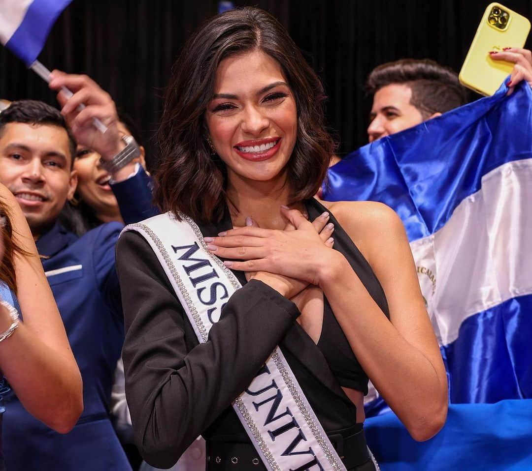 イリス・ミトゥネールのインスタグラム：「First 72 hours as Miss Universe ✅ and a year to go ✨」