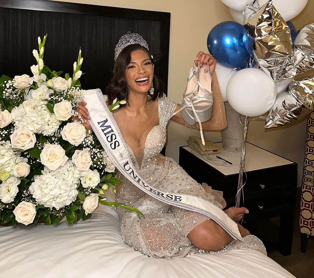 イリス・ミトゥネールさんのインスタグラム写真 - (イリス・ミトゥネールInstagram)「First 72 hours as Miss Universe ✅ and a year to go ✨」11月22日 8時59分 - missuniverse