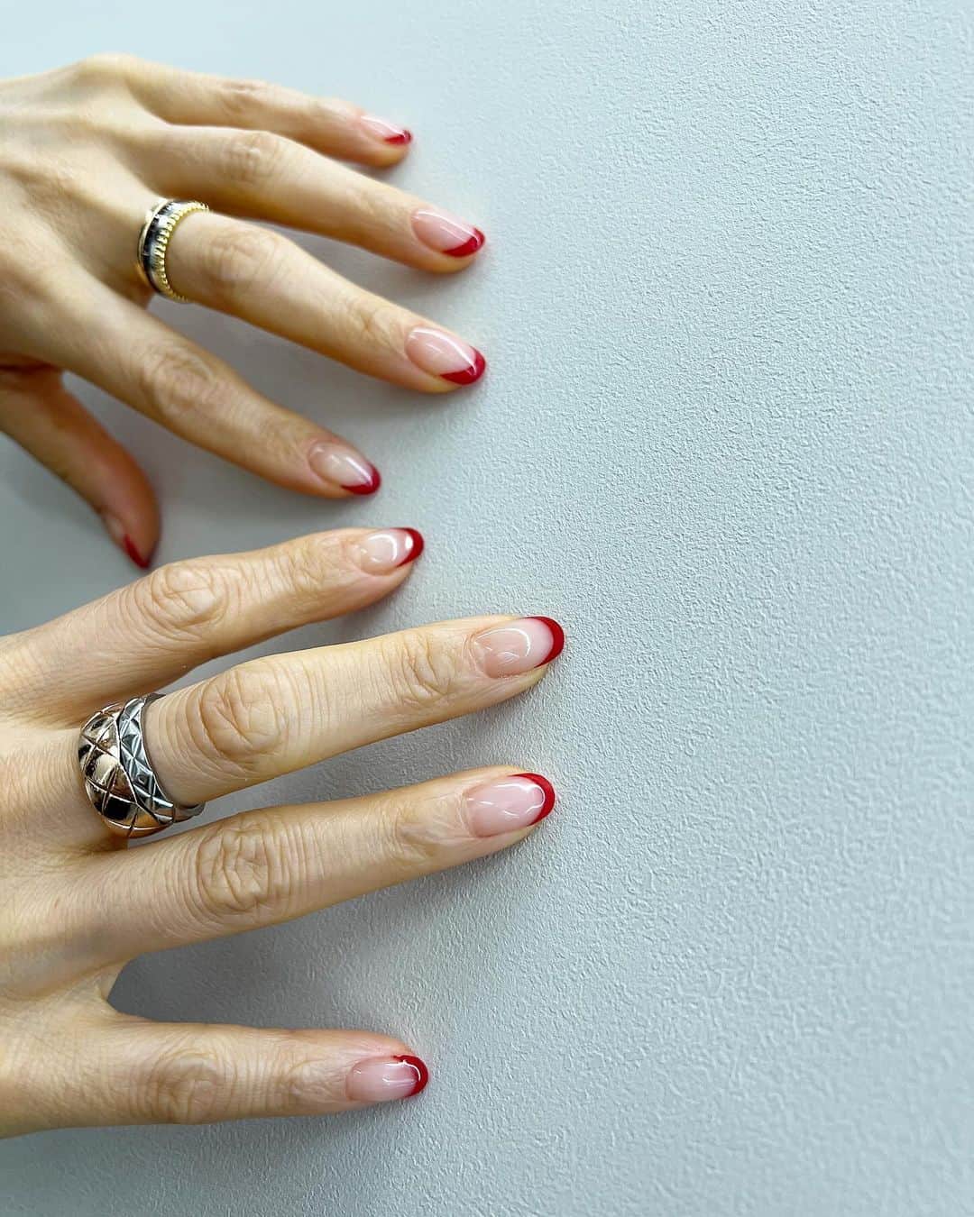 Kana Kobayashiのインスタグラム：「#nails #フレンチネイル #赤フレンチ #スキニーフレンチ #ネイルデザイン #ネイルアート #ネイル #ジェルネイル」