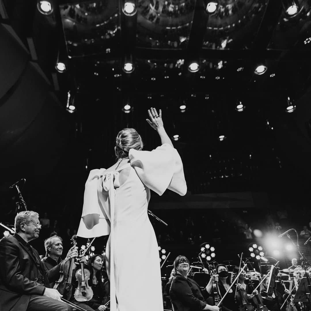 エリー・ゴールディングさんのインスタグラム写真 - (エリー・ゴールディングInstagram)「I think this has to be one of my favourite career snapshots of all time. Davies Symphony Hall!  The San Francisco Symphony Conducted by @iderrickskye  📷 @elenastrawnphotography Beauty @janicedaoud  Hair @kekevasquez  🤍🤍🤍」11月22日 9時03分 - elliegoulding