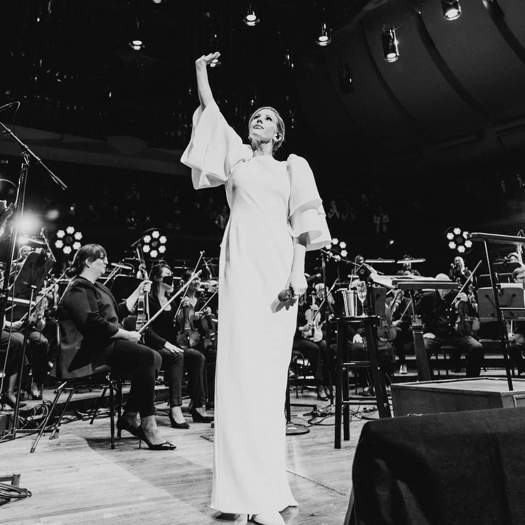 エリー・ゴールディングさんのインスタグラム写真 - (エリー・ゴールディングInstagram)「I think this has to be one of my favourite career snapshots of all time. Davies Symphony Hall!  The San Francisco Symphony Conducted by @iderrickskye  📷 @elenastrawnphotography Beauty @janicedaoud  Hair @kekevasquez  🤍🤍🤍」11月22日 9時03分 - elliegoulding