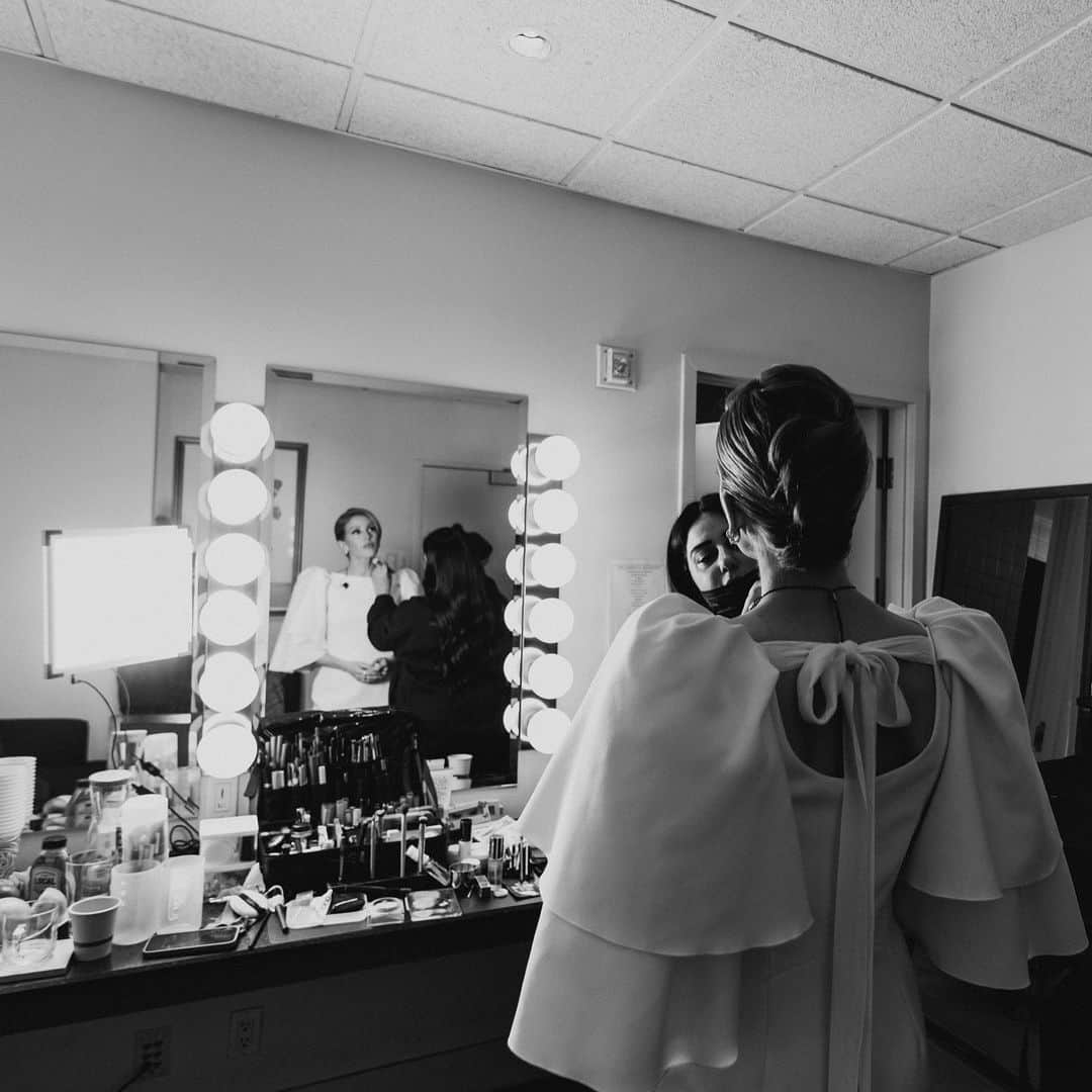 エリー・ゴールディングさんのインスタグラム写真 - (エリー・ゴールディングInstagram)「I think this has to be one of my favourite career snapshots of all time. Davies Symphony Hall!  The San Francisco Symphony Conducted by @iderrickskye  📷 @elenastrawnphotography Beauty @janicedaoud  Hair @kekevasquez  🤍🤍🤍」11月22日 9時03分 - elliegoulding