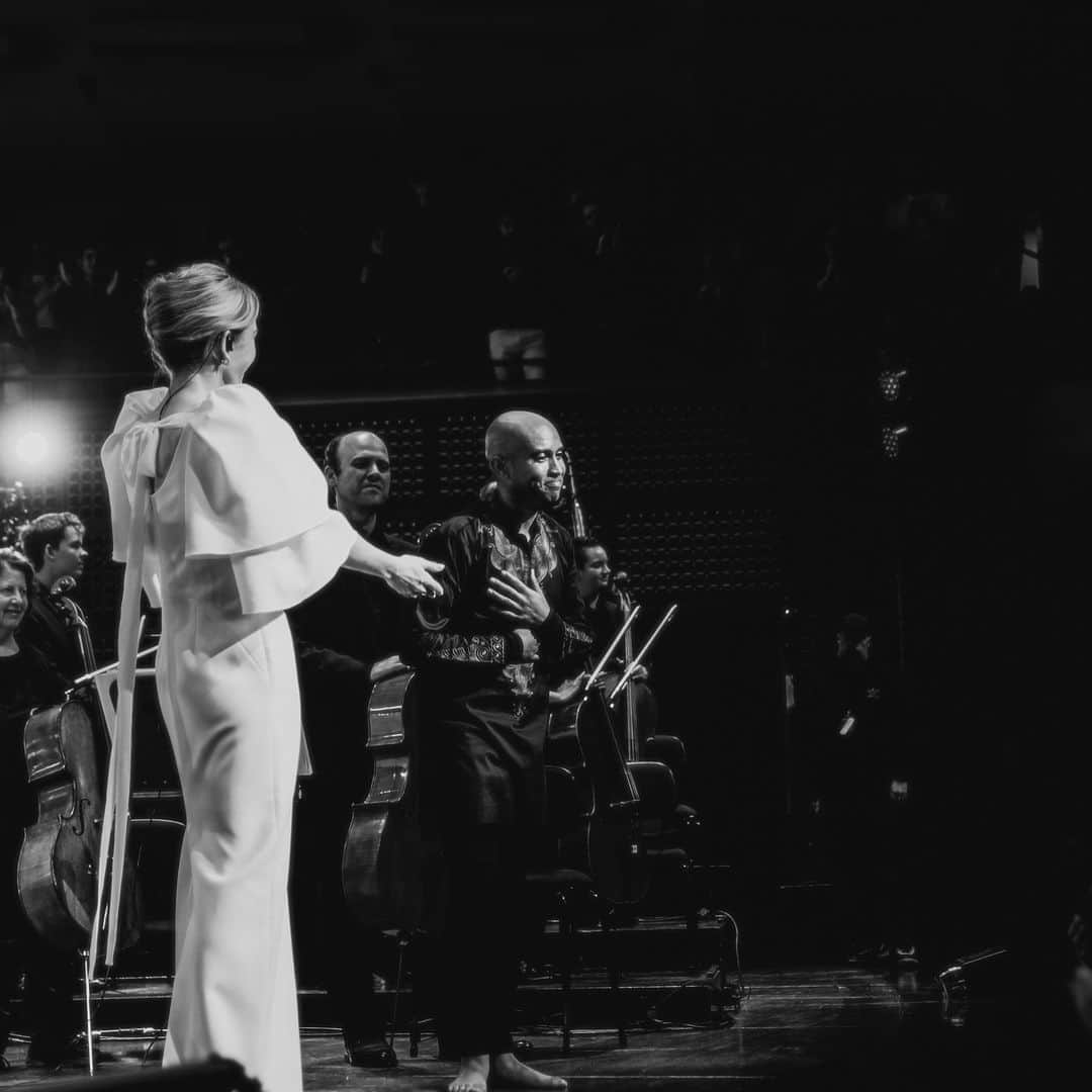 エリー・ゴールディングさんのインスタグラム写真 - (エリー・ゴールディングInstagram)「I think this has to be one of my favourite career snapshots of all time. Davies Symphony Hall!  The San Francisco Symphony Conducted by @iderrickskye  📷 @elenastrawnphotography Beauty @janicedaoud  Hair @kekevasquez  🤍🤍🤍」11月22日 9時03分 - elliegoulding