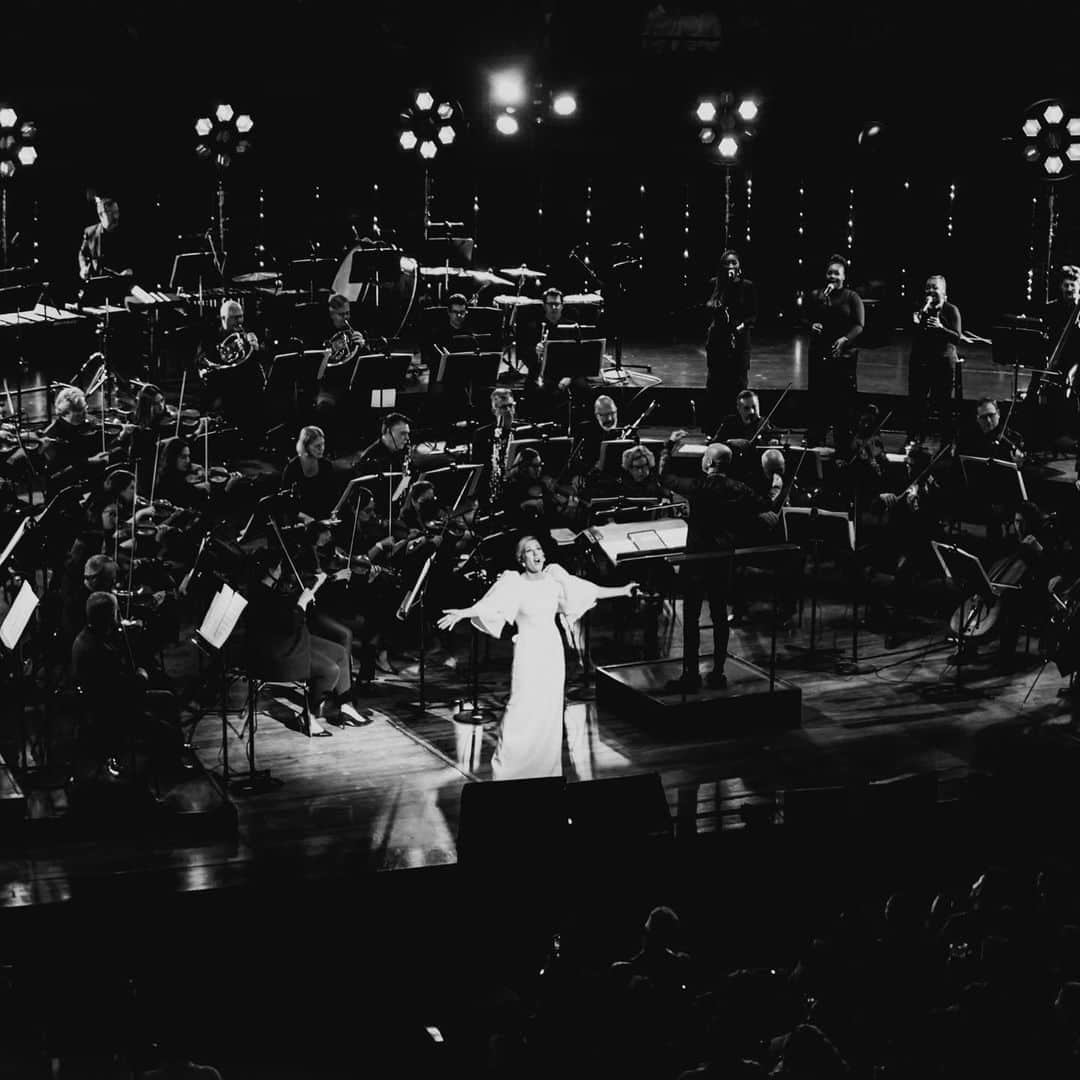 エリー・ゴールディングのインスタグラム：「I think this has to be one of my favourite career snapshots of all time. Davies Symphony Hall!  The San Francisco Symphony Conducted by @iderrickskye  📷 @elenastrawnphotography Beauty @janicedaoud  Hair @kekevasquez  🤍🤍🤍」