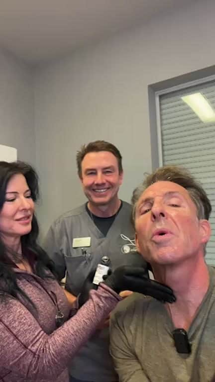 デイヴ・アスプリーのインスタグラム：「Getting a BBL with @drnatalieledbetter at her clinic in Austin. She and Billy are also opening the @upgradelabs5thstreet franchise in Austin!」