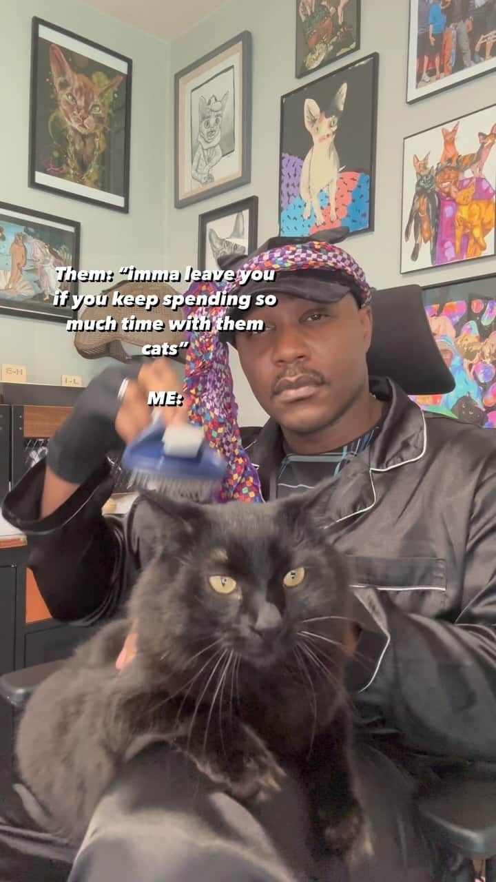 MSHO™(The Cat Rapper) のインスタグラム：「Guess it’s time to hit the ROAD!!!! You know I gotta spend time with my children!! It IS WHAT IT IS!!! Where out cat people at!?!? Who’s with us!?!?? 😺🌎❤️ #TheCatRapper  #BlackSavage #CatMan #CatDad #CatMom #CatLady #BlackCat #MoGang」