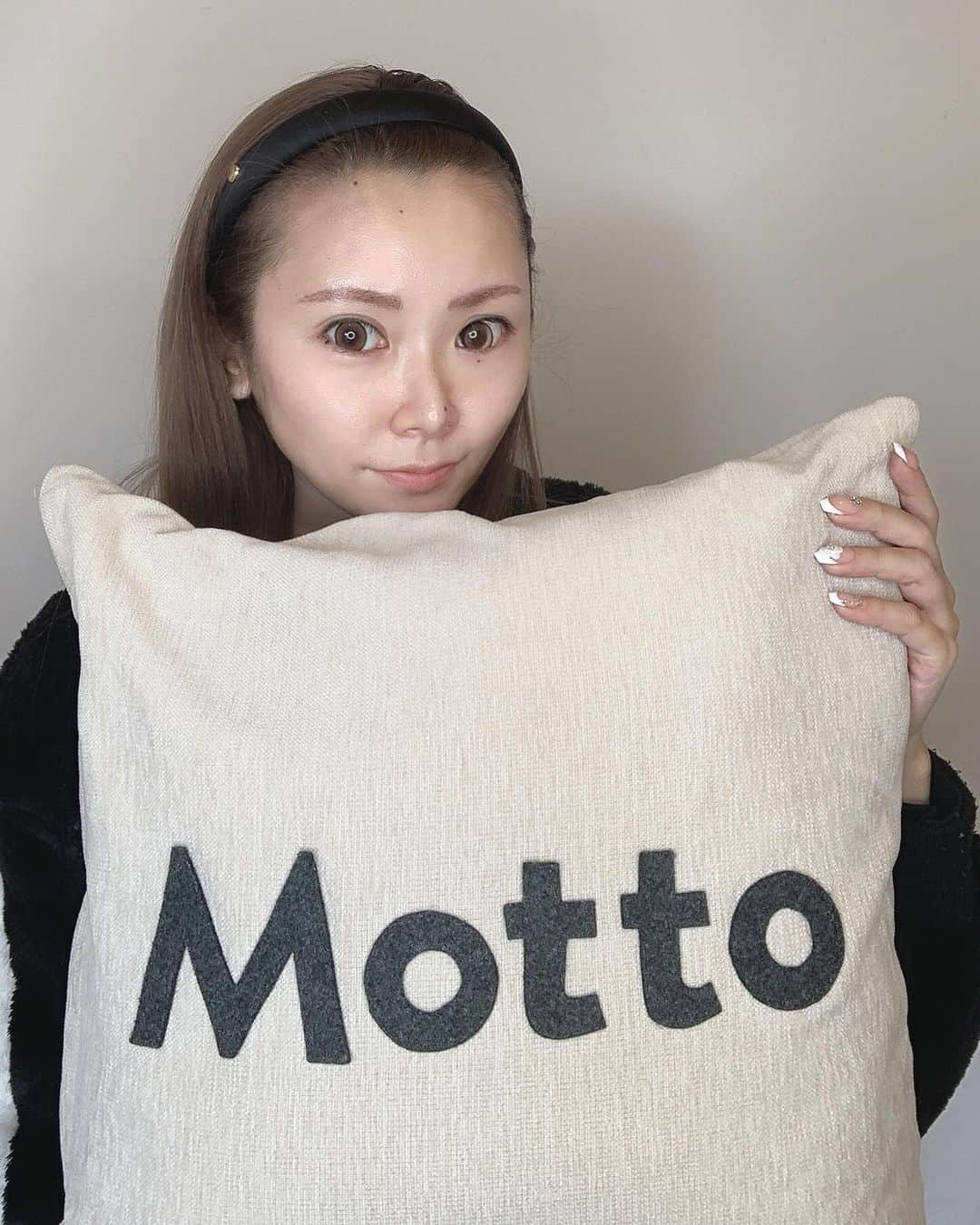 黒咲ゆうきさんのインスタグラム写真 - (黒咲ゆうきInstagram)「この前、熊本Mottoさんに美肌小顔矯正をしてもらいに行きました💆‍♀️🤍 普段エステもマッサージも受けてないから、めっちゃ新鮮だった🤩✨ 最初に顔の産毛をシェービング🪒そして洗顔して頂いて、毛穴洗浄したり、そこからカッサ使ったり機械でリフトアップしたり、顔をゴリゴリされたりギューって小顔にしてもらい、仕上げの黒炭パックが気持ち良すぎたし毛穴が消えてツルツルなった🙌 その他にも歯のホワイトニングやフェイシャルも何パターンとかあるし全身脱毛もあるし、 毒素排出のカッピングもある‼️ 前メニューお財布に優しい値段だしまた通いたいと思います♪ エステとか年齢的に通って行くもんよねー！ 自己投資、自分に課金大事です😮‍💨  あっでもMottoのエステしてくれた方は肌もちもちですねーとか、毛穴汚れがないですて言ってくれてちょっと嬉しかった🫰 これからも美容は1日にしてならずですな‼️ 是非Mottoさんオススメです❣️ #美容 #フェイシャルエステ #小顔矯正 #美肌改善  #beauty #熊本 #kumamoto #ホワイトニング  #フェイシャルエステ #毒素排出 #カッピング  #全身脱毛　#オススメ　#自分磨き　#美容メンテナンス」11月22日 9時13分 - you_key25