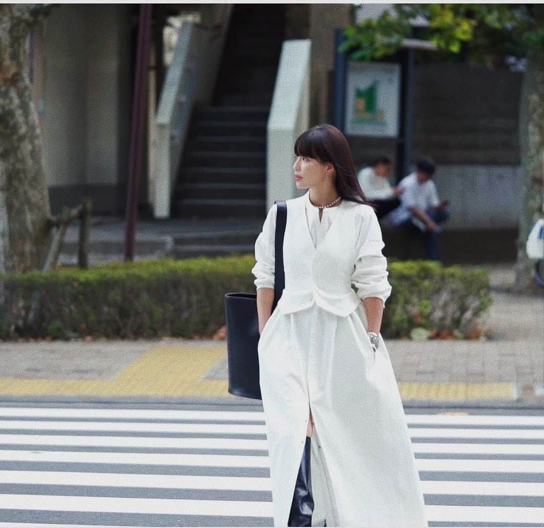 JUNNAのインスタグラム：「🏹  @etretokyo × @mikko1104  明日11月23日発売です。  #ETREフーディーリバートレンチコート #ETREWフェイスハーフジップニットプルオーバー #ETREカービングニットパンツ #ETREジレセットロングワンピース  ハッシュタグで皆んなのスタイリングをシェアしています♪ 身長etc...ご参考にしていただけたら⭐︎  【コラボ商品インスタライブ配信】  ⚫︎今夜22日　LUMINE新宿店より 21時30分〜(予定) ⚫︎明日23日　プレスルームより  18時〜19時  どちらも保存しますのでご都合の良いタイミングでご覧下さい♡  【販売スケジュール】 11月23日 📍ルミネ新宿11時 9時30分〜/1回目整理券配布 10時45分〜/2回目整理券配布  📍オンラインストア 19時  11月24日 📍ZOZOTOWN 12時  #ETRETOKYO」