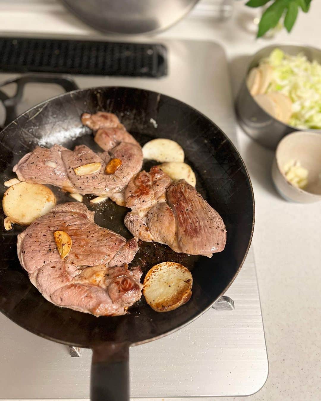 AYUMIさんのインスタグラム写真 - (AYUMIInstagram)「道産子だからかな、ラム肉が好き。 小さい頃はほとんど牛肉を食べたことがなくて大人になりました。焼き肉やBBQといえばといえば、ジンギスカンだったなぁ #北海道　#十勝　 育ち🍀　豚丼や肉じゃがやすき焼きも豚肉文化でした。 今は肉じゃがもすき焼きも牛で作るけれどね  夫も北海道出身なので結婚してからもラム肉をわりと よく食べていて気がつくと子どもたちもを大好き  ステーキもたまにラム肉です  付け合わせには家にあったキャベツと白菜と長芋を焼いて。 ステーキって、焼くだけだから楽だよね、笑  息子は相変わらず帰宅がおそいので 22時すぎの晩御飯 #元気で大きくなぁれ💫   #AYUMIご飯 #ラム肉 #道産子」11月22日 9時27分 - ayumiayunco