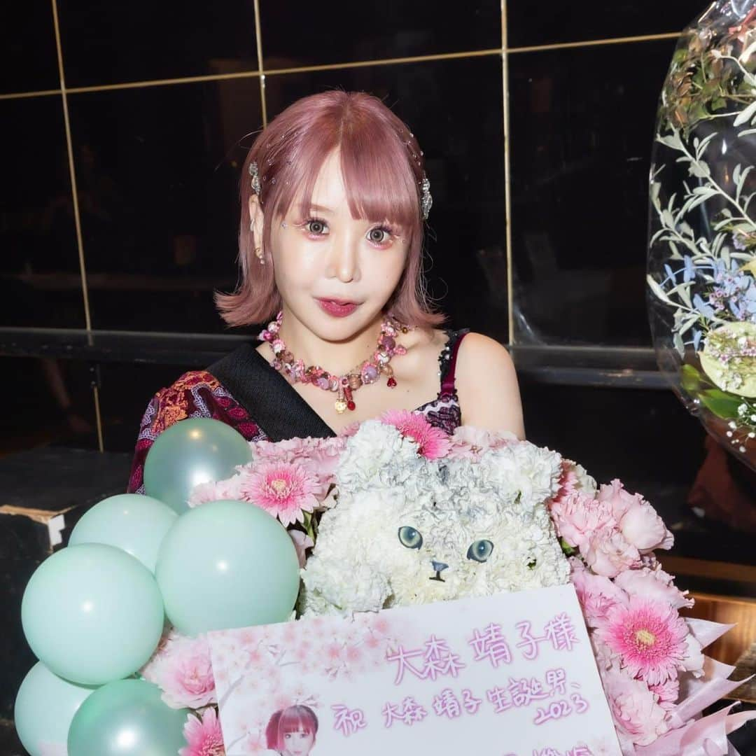 大森靖子のインスタグラム：「9.18 生誕のお花、大好きな人から大好きをいただいて幸せすぎます！ 道重さんに花束を贈るような人生でありたいのに、いただいてばかりで、こんなのいいのかなーって思います。 三谷くんのやってることと私のやってることがいらない世の中になってゲラゲラ笑いながら人生の終わりを迎えたい！ つっち〜の海鮮はいつだって食べたい！麻雀したい！ ayapoさん、私を美容室に行ける人間にしてくれて、いつも専用のかわいいを用意してくださって、ありがとう！ キルム様のお花、本当に似ててかわいくて抱きしめちゃいました♡ ぷるんコスゲ、ありがとう。  photo by @masayo_rix」