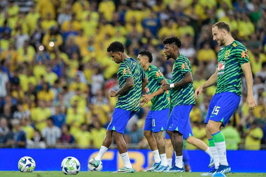 サッカー ブラジル代表チームのインスタグラム：「Jogadores no aquecimento e torcida no estádio! 💚💛  Daqui a 10 minutos, a bola rola para Brasil e Argentina pela sexta rodada das Eliminatórias, no Maracanã.   @tvglobo e @sportv transmitem a partida.  📸: Staff Images/CBF」