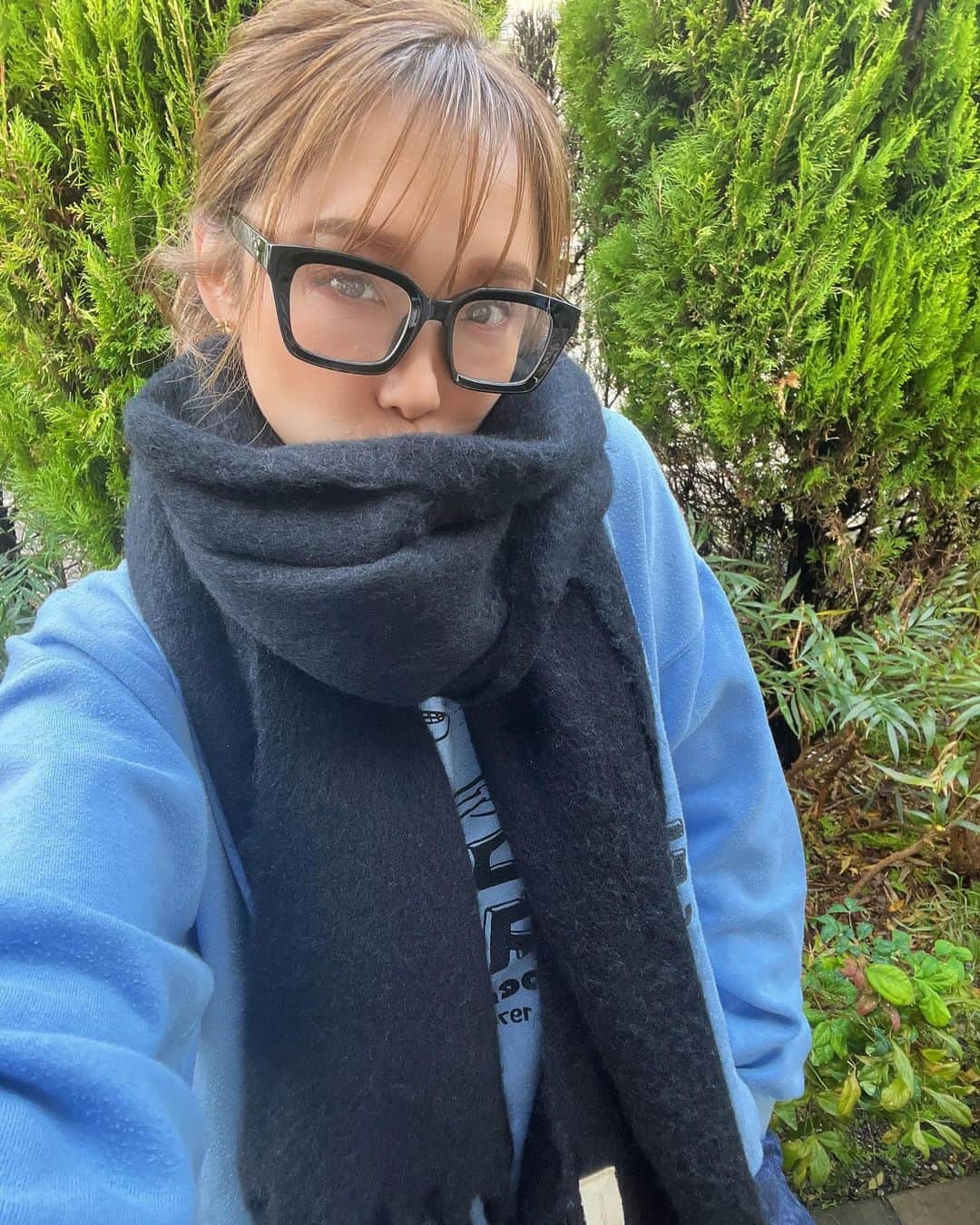 マイコ のインスタグラム：「* @esutoreja のマフラー🧣とバッグ🖤 マフラーは今夜から発売開始で バッグは9th anniversaryのノベルティ🎀 長く続けるって簡単じゃないこと。 でもそれだけ 愛してくれている人がいるってこと。 ブランド9周年、おめでとうございます🎈🥳 ・ ・ ・ ・ #pr#esutoreja9thanniversary#esutoreja」