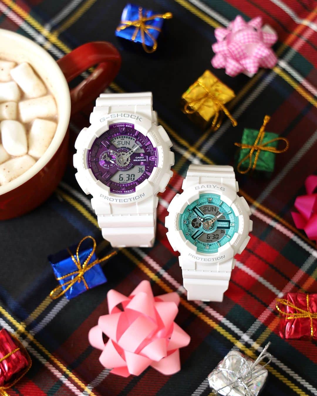 CASIO BABY-G Japan Officialのインスタグラム：「クリスマスのオーナメント🎄✨みたいな エメラルドグリーンと パープルのカラーが印象的なシリーズ🌟  さりげないリンクコーデにも ぴったりなデザインなので😊  クリスマスにお揃いで贈り合うのも とってもおすすめです🎄🎅🌟  －－－－－－－－－－  ⌚️BA-110XWC-7AJF　¥16,500 *tax included  ⌚️GA-110WS-7AJF　¥19,800 *tax included  －－－－－－－－－－  BABY-Gのアカウントでは他にも カラフルな商品を随時発信中📱✨  プロフィールから他の投稿もチェックして お気に入りを見つけてね💖 👉@babyg_jp  #casio #babyg #baby_g #babyg_jp #watch  #カシオ #ベイビージー #babygコーデ #時計 #腕時計 #GSHOCK #G_SHOCK #カジュアルウォッチ #モノトーン #手元コーデ #カジュアルコーデ #差し色コーデ #エメラルドグリーン #差し色 #冬コーデ #xmasプレゼント #クリスマスプレゼント #差し色コーデ #きょコ #プレゼント #クリスマス #メリークリスマス #xmas #クリプレ #ペアウォッチ」