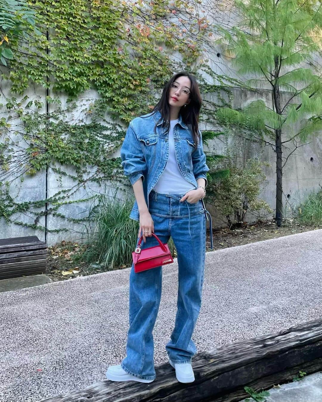 松島花のインスタグラム：「: 🍒🍒🍒 今日はまたまたポカポカ☀️ 服装が行ったり来たりです🥴 飲み物もホットとアイスを 行ったり来たり☕️🥤 : #ootd #outfit #hanaoutfit #jacquemus #花私服」