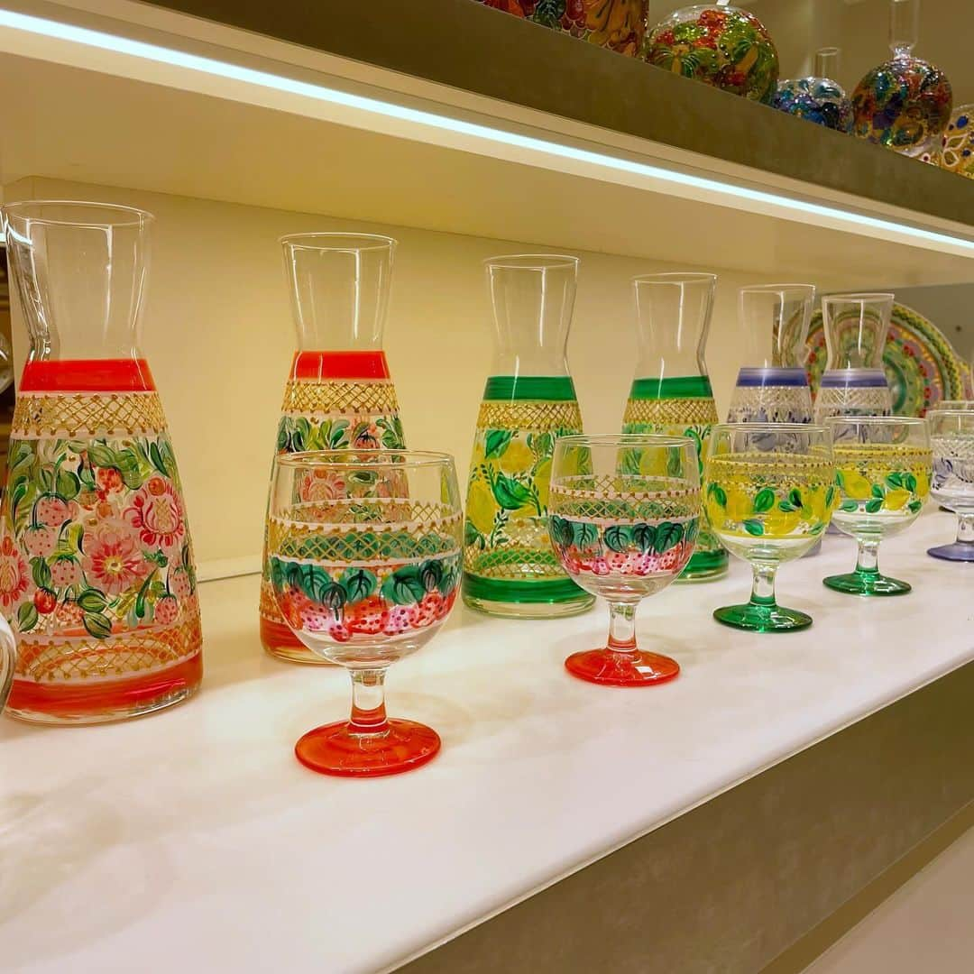 ISETAN PARK netさんのインスタグラム写真 - (ISETAN PARK netInstagram)「見て楽しい、使って楽しいガラス食器🥃🎨    ホリデーシーズンの食卓をAlisa Horitaが作るガラス食器たちで彩りませんか？🔔  一点物の大皿にホールケーキや前菜を盛りつけたり、中皿はパンやケーキ皿にしたり、乾杯の合図が待ち遠しくなるワイングラスなど、繊細で色鮮やかに絵付けされたすべて手描きの作品をご紹介します。  どれも可愛らしく、クリスマスプレゼントにもおすすめです🎁🎅🏻    ＜Alisa Horita™️＞グラスペイントPOP UP  ■開催中～11月28日(火)  ■本館1階 雑貨/イセタンシード  ※数に限りがございます。品切れの際はご容赦ください。    詳しくは @isetan_shinjuku ストーリーズハイライト「POP UP」▼  https://www.mistore.jp/store/shinjuku/shops/women_fashiongoods/goods/shopnews_list/shopnews_090.html    @alisahorita  @isetanseed_isetanleaf_shinjuku    #alisahorita #グラスペイント #グラスペインティング #ガラス皿 #ガラス食器 #ガラス絵 #ガラスアート #ガラスペイント #クリスマスプレゼント #クリスマスギフト  #伊勢丹popup #isetanpopup #isetan_seedleaf #イセタンシード  #isetan #isetanshinjuku #이세탄 #신주쿠이세탄 #이세탄백화점 #イセタン #伊勢丹 #伊勢丹新宿 #新宿伊勢丹 #伊勢丹新宿店」11月23日 10時00分 - isetan_shinjuku