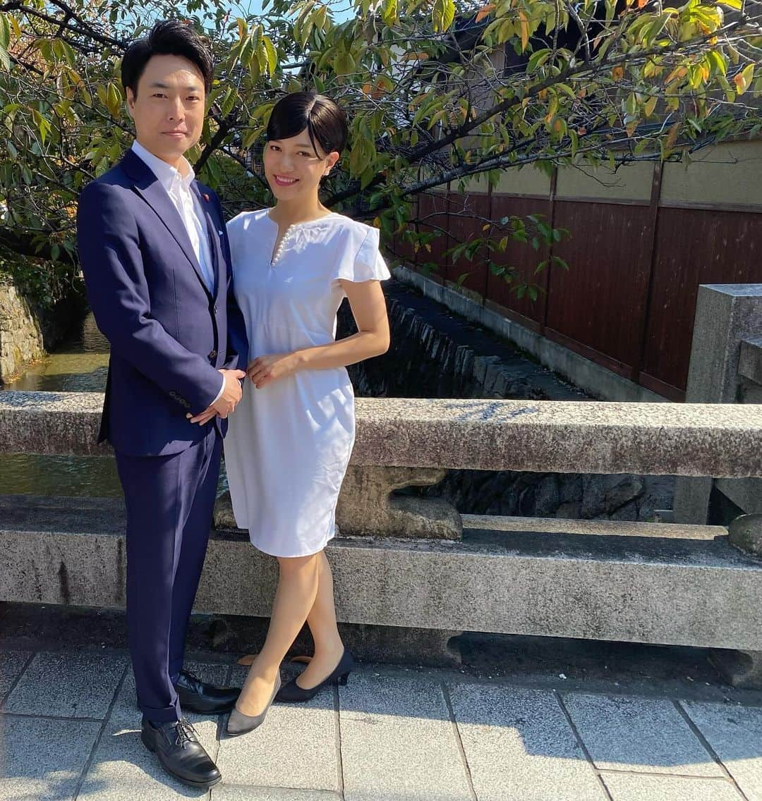 信濃岳夫のインスタグラム：「【祝】 小泉進次郎さん、滝川クリステルさん  第二子ご出産おめでとうございます‼️  元気な女の子だそうで✨  我々にもそれぞれ女の子の子どもがいてるので  自分たちの事のようで喜ばしいです🙌  すくすく育ちますように㊗️  皆さんも是非ホンモノの小泉夫妻にお祝いのお言葉をよろしくお願いします🙌✨✨  #小泉夫妻 #我々はニセ小泉夫妻 #いつか我が子たちと小泉夫妻のお子様たちが出会って親友になりますように」