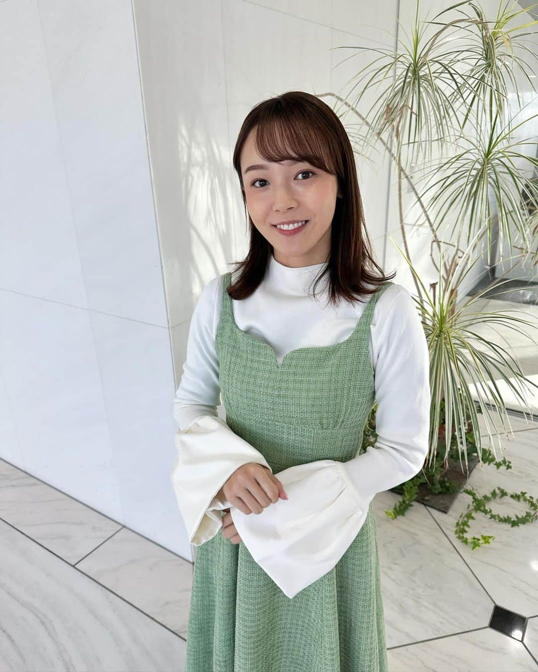 森千晴のインスタグラム：「綺麗なイエローグリーン🫛💚🤍 今日は二十四節気「小雪」。 日中暖かくなりそうですね！  11月22日(水) ニット @admore_official ワンピース @eimyistoire_official アクセサリー @melodyaccessory.official」