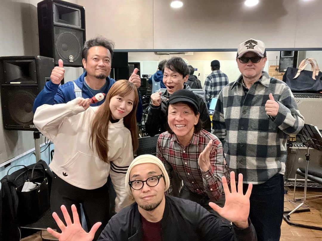 南里沙のインスタグラム：「神戸でチキンガーリックステーキさんと12月2日(土)の南港サンセットホールでのコンサートのリハーサルをしてきました♪お兄様方とワイワイガヤガヤと、楽しく終了です🎵是非、皆さん、お越しください！！  【南里沙クリスマスコンサート2023withチキンガーリックステーキ】 2023年12月2日(土) 開場15:30 開演16:00 大阪・南港サンセットホール［全席自由席］  前売り 4000円 / 当日 4500円 ※ 前売り販売は12月1日(金)よる10時まで ※ 11月22日(木)以降にご購入していただいた分につきましては、当日受付でチケットをお渡しさせていただきます。  出演：クロマチックハーモニカ 南里沙 / アカペラグループ チキンガーリックステーキ  #リハーサル #アカペラ #チキンガーリックステーキ  #クロマチックハーモニカ #ハーモニカ #南里沙」