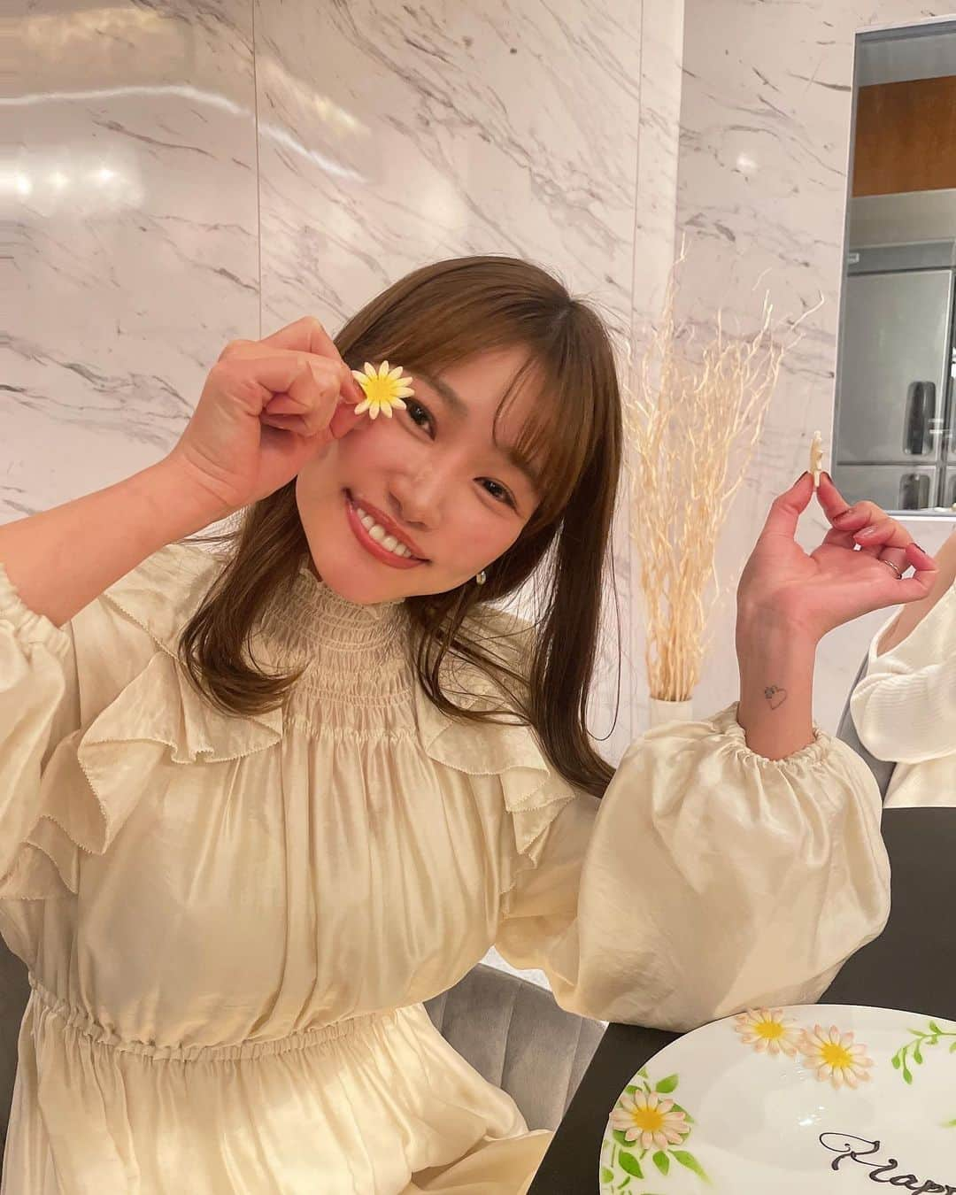 夏希リラさんのインスタグラム写真 - (夏希リラInstagram)「昨日は大好きなまりみさが結婚祝いを虎ノ門にある @largent_tokyo  さんでしてくれました🍽️❤️  ミシュランの星付きのお店、、、⭐️ フレンチコースにペアリングワインと最高な友達と過ごす時間幸せ過ぎた〜  2人はいつもお祝い事してくれて一緒に喜び分かち合ってくれて、辛い時もいつも話聞いてくれて、駆けつけてくれて🥺 10代の時からの宝物！！！ おばあちゃんになっても絶対お洒落してお出かけしたり旅行しようねっていつも言ってる😆❤️ 本当に本当に大好き！！！  ありがとうマブ！！！！  #虎ノ門 #フレンチ #ミシュラン #ミシュラン一つ星 #結婚祝い #プレ花嫁 #ブライダル」11月22日 9時35分 - rira_buu