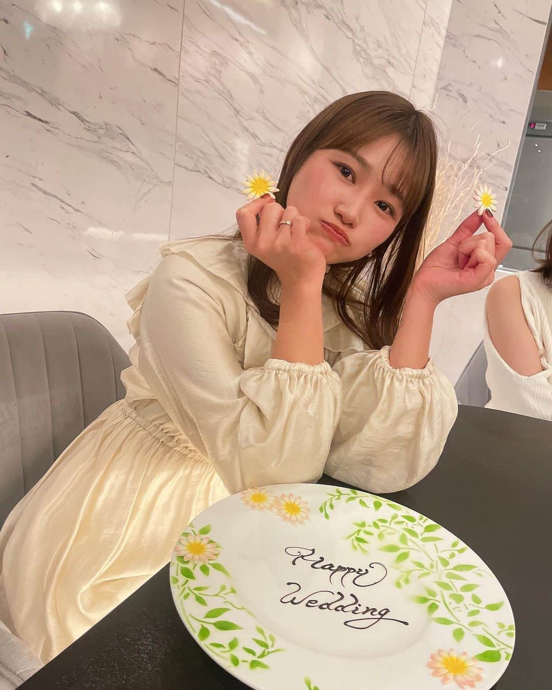 夏希リラさんのインスタグラム写真 - (夏希リラInstagram)「昨日は大好きなまりみさが結婚祝いを虎ノ門にある @largent_tokyo  さんでしてくれました🍽️❤️  ミシュランの星付きのお店、、、⭐️ フレンチコースにペアリングワインと最高な友達と過ごす時間幸せ過ぎた〜  2人はいつもお祝い事してくれて一緒に喜び分かち合ってくれて、辛い時もいつも話聞いてくれて、駆けつけてくれて🥺 10代の時からの宝物！！！ おばあちゃんになっても絶対お洒落してお出かけしたり旅行しようねっていつも言ってる😆❤️ 本当に本当に大好き！！！  ありがとうマブ！！！！  #虎ノ門 #フレンチ #ミシュラン #ミシュラン一つ星 #結婚祝い #プレ花嫁 #ブライダル」11月22日 9時35分 - rira_buu