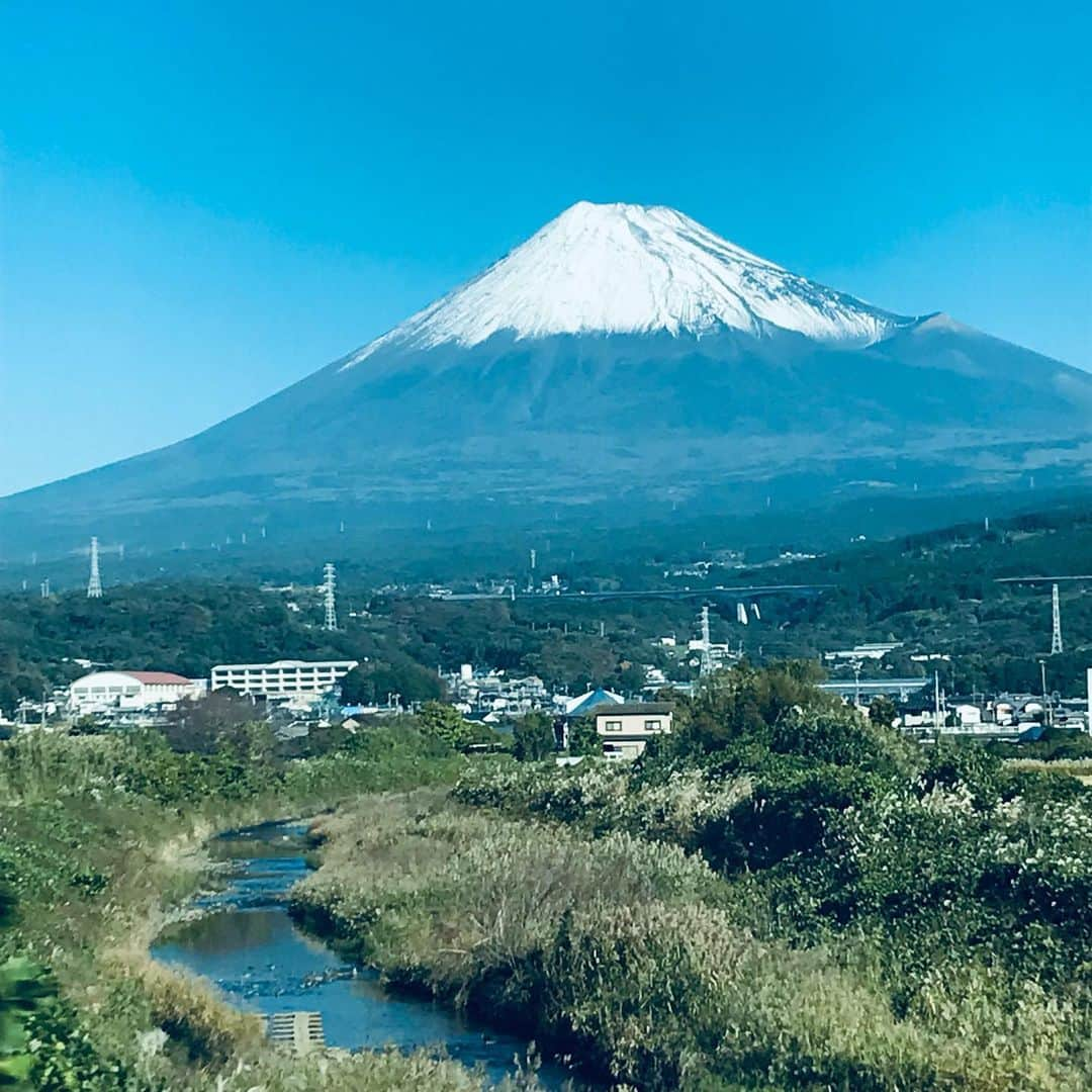 尾木直樹のインスタグラム：「日本晴れに日本一の富士のお山です♪♪＾＾小春日和､快適！！ ｰ #日本一#富士山#小春日和#新幹線の車窓から#尾木ママ」