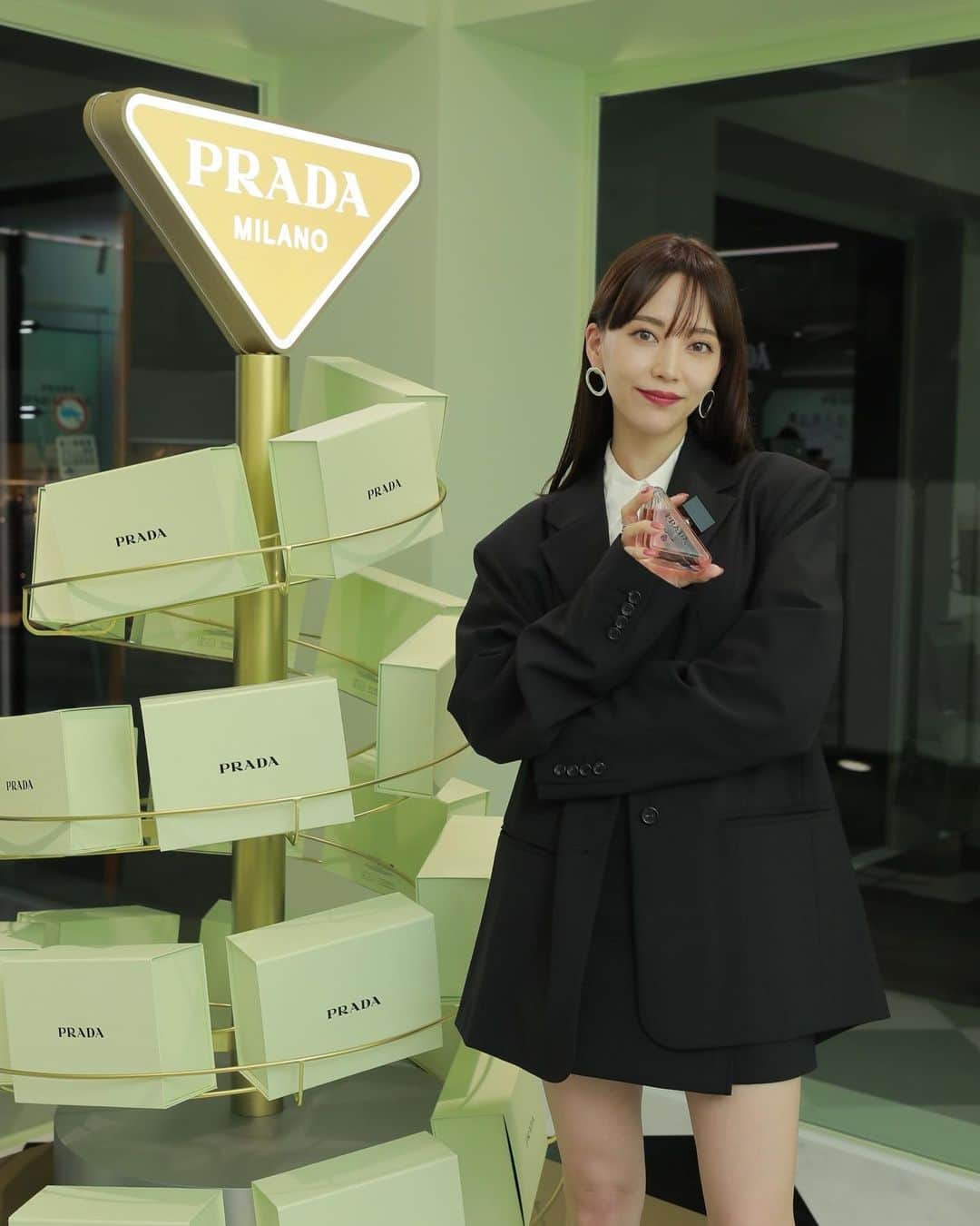 佐藤優里亜のインスタグラム：「PRADA BEAUTY TOKYOが表参道にオープンしたよ🫧 新作フレグランス"パラドックス"は甘くてスパイシーな香り🤍 フレグランスボトルにファッションのパターン3種類から選んでプリントしてもらったら特別な一本に❄️✨ @prada @pradabeauty  #PR #prada #PradaParadoxe #PradaBeauty #プラダパラドックス」