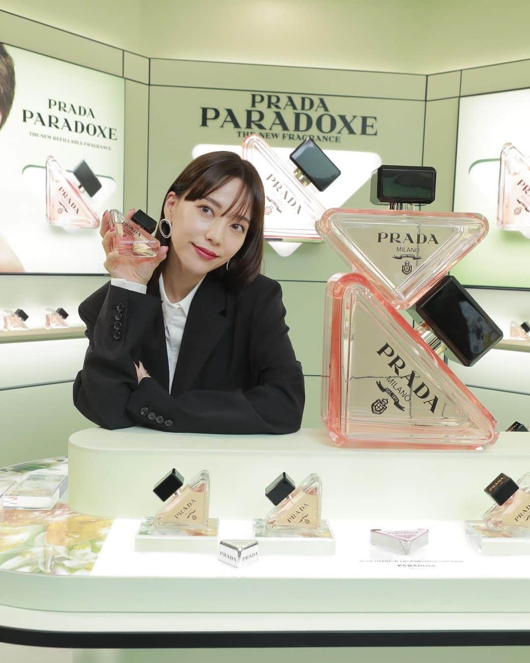 佐藤優里亜さんのインスタグラム写真 - (佐藤優里亜Instagram)「PRADA BEAUTY TOKYOが表参道にオープンしたよ🫧 新作フレグランス"パラドックス"は甘くてスパイシーな香り🤍 フレグランスボトルにファッションのパターン3種類から選んでプリントしてもらったら特別な一本に❄️✨ @prada @pradabeauty  #PR #prada #PradaParadoxe #PradaBeauty #プラダパラドックス」11月22日 9時53分 - yuriang_