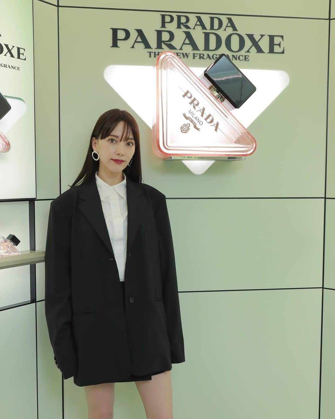 佐藤優里亜さんのインスタグラム写真 - (佐藤優里亜Instagram)「PRADA BEAUTY TOKYOが表参道にオープンしたよ🫧 新作フレグランス"パラドックス"は甘くてスパイシーな香り🤍 フレグランスボトルにファッションのパターン3種類から選んでプリントしてもらったら特別な一本に❄️✨ @prada @pradabeauty  #PR #prada #PradaParadoxe #PradaBeauty #プラダパラドックス」11月22日 9時53分 - yuriang_