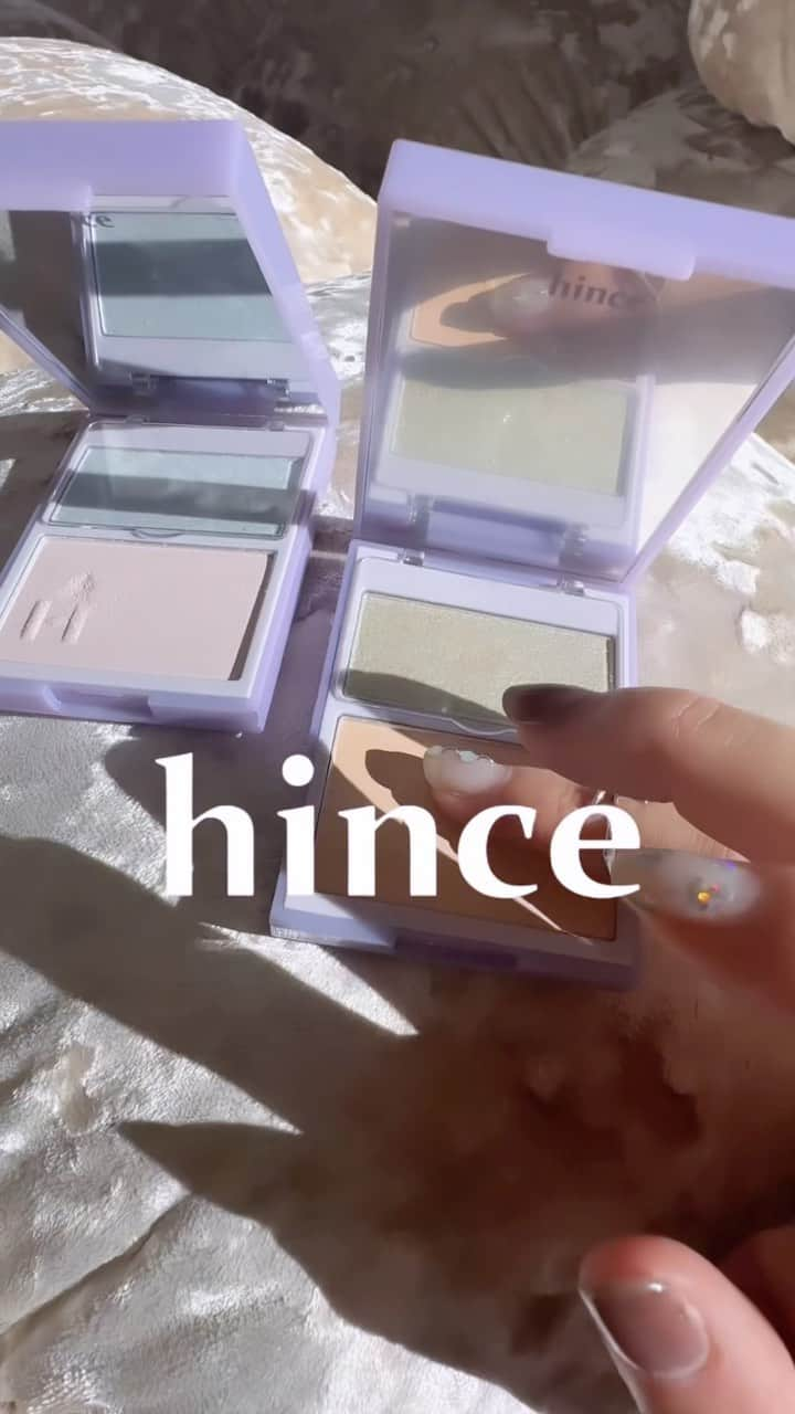 三苫愛のインスタグラム：「@hince_official_jp レイヤリングハイライターがドリーミーで可愛いです❤️‍🔥 冬の柔らかい光がちょうどよく発色してくれます。 まつ毛は @yeuxetligne のサロゥマスカラ。 久々に上まつげもつけましたが、やっぱり好きです。 #gifted」