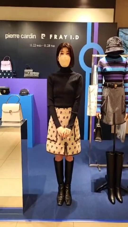 のインスタグラム：「【Insta LIVE配信】 ■博多阪急店 1階メディアステージ横 　期間：11月22日(水)～11月28(火) 　営業時間：10:00～20:00  pierre cardin × FRAY I.D exclusive collection   諸岡 164cm ナチュラル  世界有数のデザイナー「ピエール•カルダン」との エクスクルーシブコレクションが初登場！  レトロモダンなピエール・カルダンのデザインソースをリスペクトし、FRAY I.D らしくモードに落とし込んだ全15型のラインアップ。  ピエール・カルダンならではの象徴的なモチーフをアクセントに、総柄のモノグラムや、ワンポイントなど印象に残るデザインを施しました。 優美な曲線を描くフォルムや、カラフルな色合いが並ぶ、 pierre cardin× FRAY I.Dの新コレクションをお楽しみください。  ●pierre cardinについて ピエール・カルダンは1950年にアトリエを設立、1959年にオートクチュールデザイナーとして初めてプレタポルテを発表し「モードの民主化」を図る。 その後もデザイナーで初めてライセンスビジネスを興し、家具、車、ジェット機までライフスタイルに関わるあらゆる商品をデザイン。 1960年代に発表した代表作「コスモコールルック」をはじめ、グラフィカルなデザインとカラー、常に時代の先を行くクリエーションは多くのデザイナーに影響を与えた。  #frayid #pierrecardin」