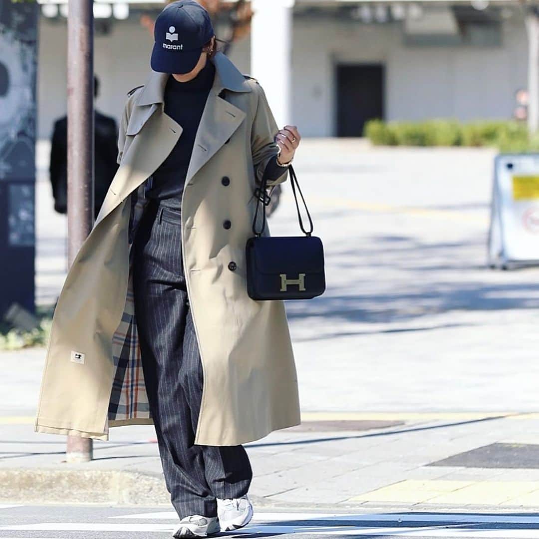 富岡佳子のインスタグラム：「#gift#sanyocoat  経年変化を楽しめる、ディテール◎素材◎のトレンチコート。 スワイプ＆タップしてみてね！ 決してカジュアルに傾かないところも◎」