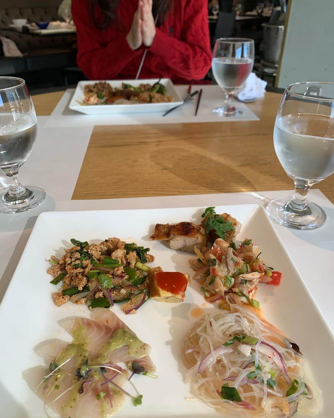 田中悦子さんのインスタグラム写真 - (田中悦子Instagram)「またタイ料理食べに子供達と❣️ 美味しかったけど、 さすがにもう飽きました笑🤣  クリスマスツリー🌲🎄見ると テンション上がりますね。 クリスマスまでのワクワクが好きです❤️  あ、我が家はクリスマスツリー🎄飾りましたよ😘  #ランチ #丸ビル #母娘」11月22日 9時48分 - etsuko.reborn25