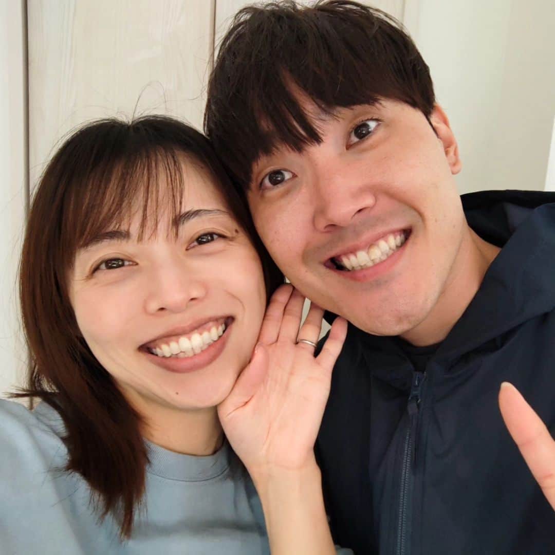 和泉杏さんのインスタグラム写真 - (和泉杏Instagram)「いい夫婦の日👩‍❤️‍👨💐  こないだ、母に送ろうとパッと撮った写真がとてもいい夫婦感あったので載せます♡  昨日は私とちゃんちゃんちゃんがお風呂に入ってる間に、地獄絵図となっていた洗い物を全て済ませ、ゴミ出しの為にゴミをまとめてくれていたちゃん🙋  最高の夫へと成長していってます🙋ぐんぐん  いつもありがとう☺️  #ハナコ菊田 #ハルカラ和泉 #ハルカラきょう  #菊田夫婦 #菊田夫妻 #いい夫婦 #いい夫婦の日 #1122 #couple #mrandmrs  #ハナコ #ハルカラ #このちゃんとっても可愛い #可愛いちゃん」11月22日 9時50分 - izumikyou