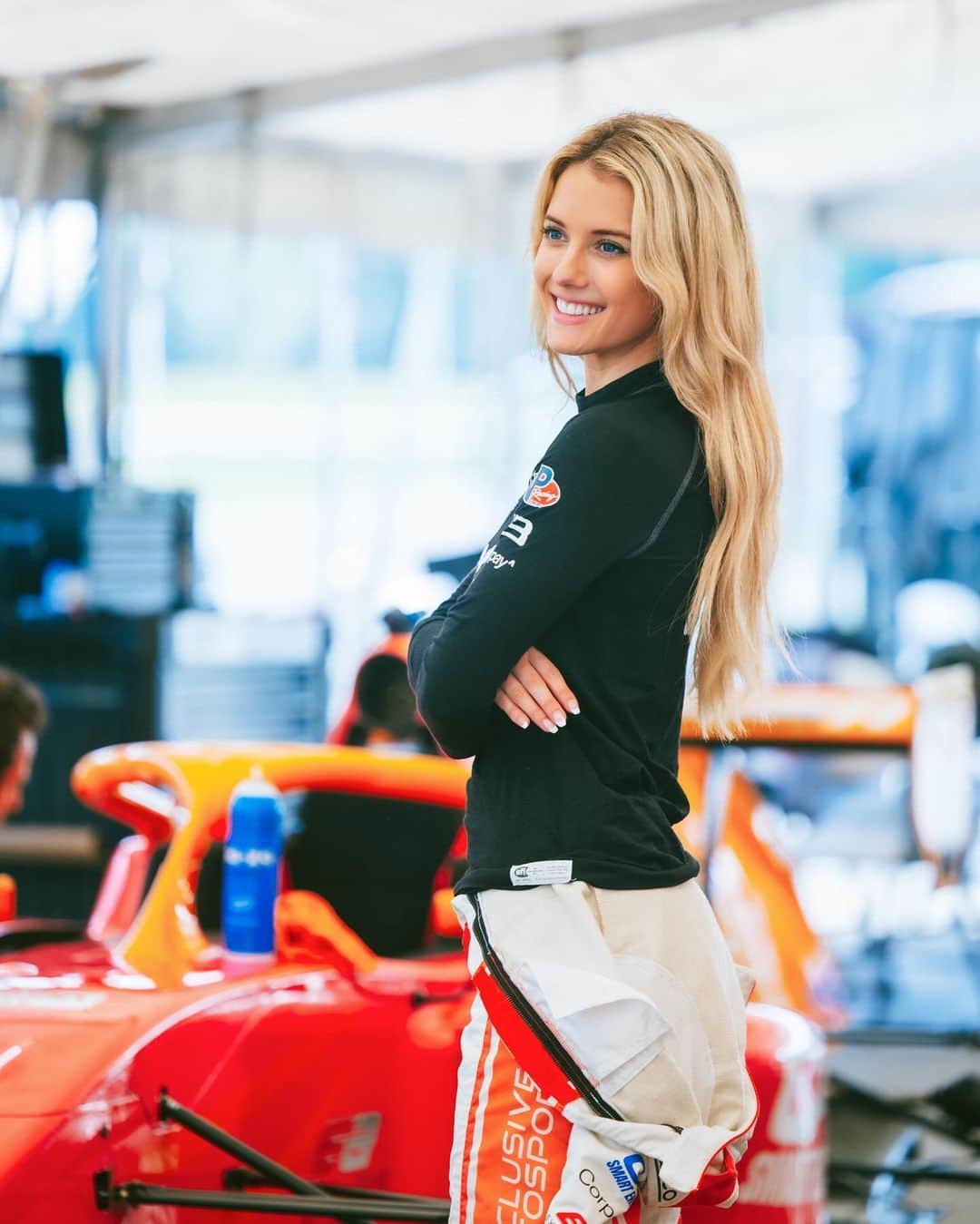 Lindsay Brewerのインスタグラム：「My new YouTube Series, ‘Shifting Gears’ with @c4energy is now live! 🏁⚡️  Click the link in my bio to go subscribe to @c4energy’s YouTube channel and check it out! New episodes drop every week for the next 7 weeks. ❤️」