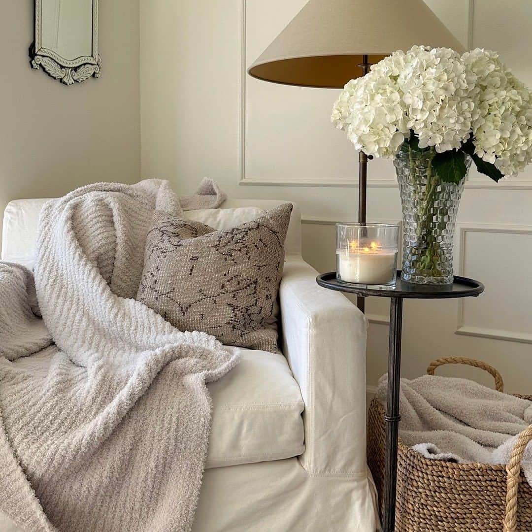 ベアフットドリームスのインスタグラム：「Because a cozy corner is on everyone’s wish list. ☁️✨  📷: @caitlin_sauer」