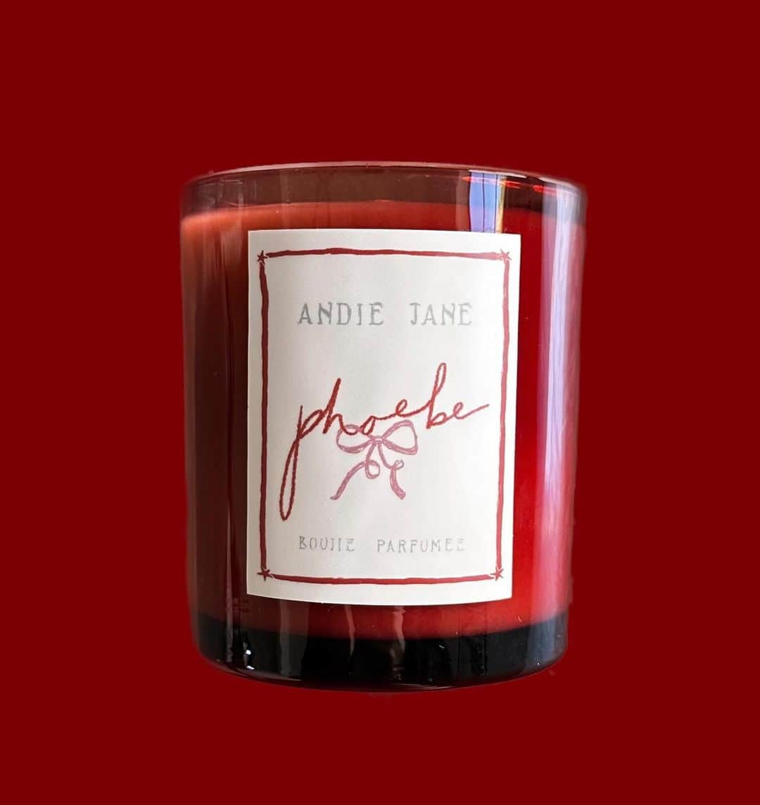 フィービー・トンキンさんのインスタグラム写真 - (フィービー・トンキンInstagram)「@andiejaneinc @andiejjane makes my favorite all natural/paraben free candles, and made my dreams come true by letting me have my own phoebe candle! 🫶 20% of all sales go to an organization so very dear to my heart @baby2baby  Perfect for holiday gifts, full moon ceremonies, various friendly witch gatherings, jazzing up self care rituals and beyond ✨  Vanilla with notes of Iris, Amber and Bergamot Shot at my favorite LA bookstore @maisonplage wearing my favorite @shopdoen dresses」11月22日 10時02分 - phoebejtonkin