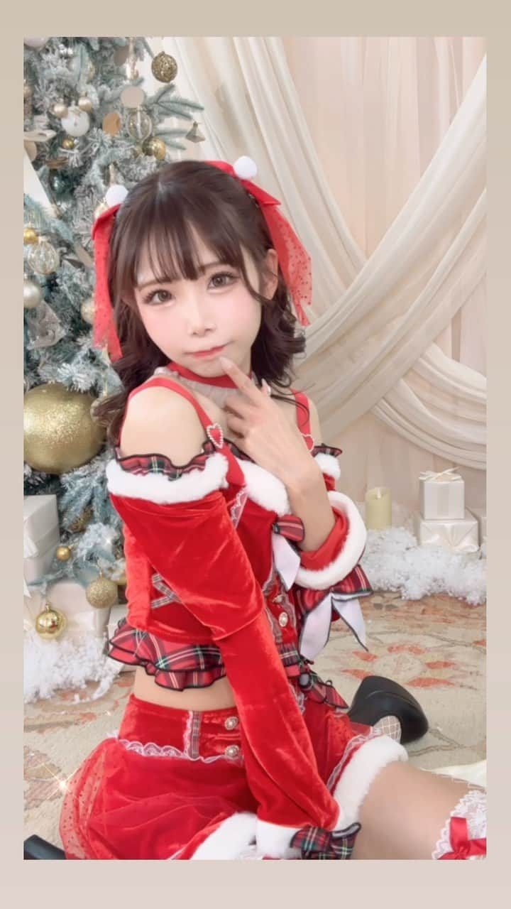 姫宮まほれのインスタグラム：「ひとあしお先にサンタコス♡  オフショル ×萌え袖があざとかわいい！ アイドルちゃんっぽい衣装着たい人や 長袖なので腕だしたくないよーって人にもおすすめ  オフショル サンタ衣装はMalymoonさんとのコラボ✨ クリスマスイベントに沢山着てもらえたら嬉しいです💓  #malymoon #マリームーン#クリスマス#クリスマスコスプレ#サンタ #サンタコス #サンタコスプレ  #量産型コーデ #量産型ヲタク #アイドル衣装  #創作コスプレ#アイドル #アイドル衣装   #コスプレ#コスプレイヤー#コスプレ衣装#コンカフェ嬢#自撮り女子」