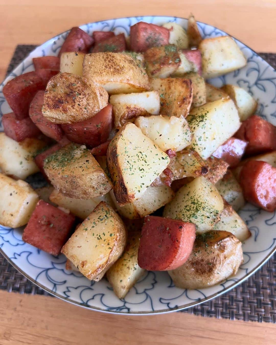 マグナム北斗さんのインスタグラム写真 - (マグナム北斗Instagram)「男爵いもとスパムのジャーマンポテト風。  ビールに合いそうですよ。 #マグナム北斗 #スナック与太ばなし #ジャーマンポテト」11月22日 10時00分 - magnum0316