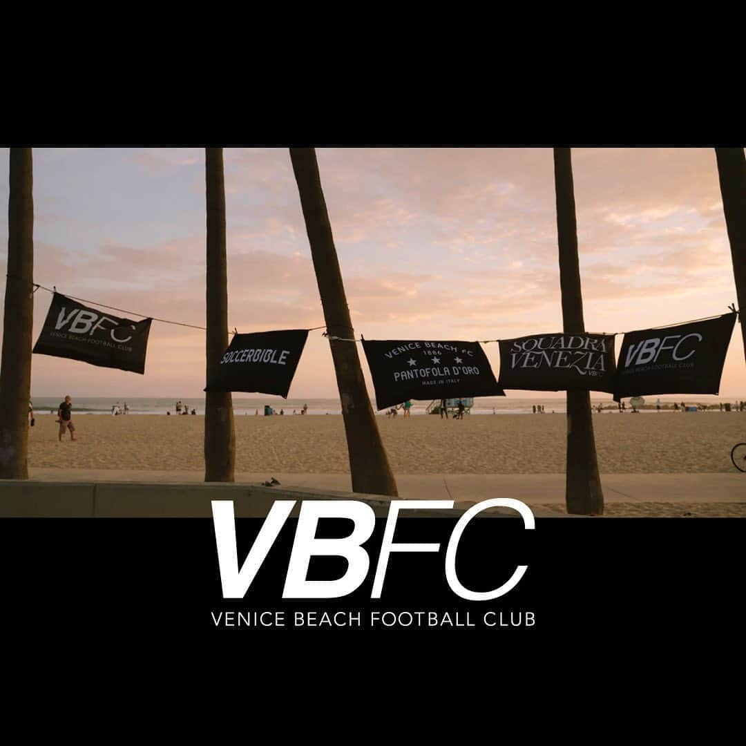 niko and ...のインスタグラム：「【VBFC debut】 NUMERALS(ヌメラルズ)から、ロサンゼルスのサッカーコミュニティ「VBFC(Venice Beach Football Club)」のアパレルラインの販売をスタート。 洗練されたロゴデザインをシンプルに落とし込んだストリートテイストを匂わすコレクションをチェック。  VBFCはアメリカのサッカー風景を変えるために、選手、コーチ、ファン、アーティスト、ミュージシャン、誇り高き地元の人々によって設立されたコミュニティクラブ。 近年ではスポーツブランドやスポーツチームとのコラボレーションも行い、世界的な影響を生み出している。 ——  Venice Beach Football Club, or VBFC, is a community club built by current & washed up talent from the Los Angeles neighborhood of Venice, California. Home of the dreamers, drifters, nobodies, and somebodies. The club can be found playing every week at  their iconic beachside home ground the Estadio De Dogtown.   ——  #numerals #ヌメラルズ #VBFC #venicebeachfootballclub」