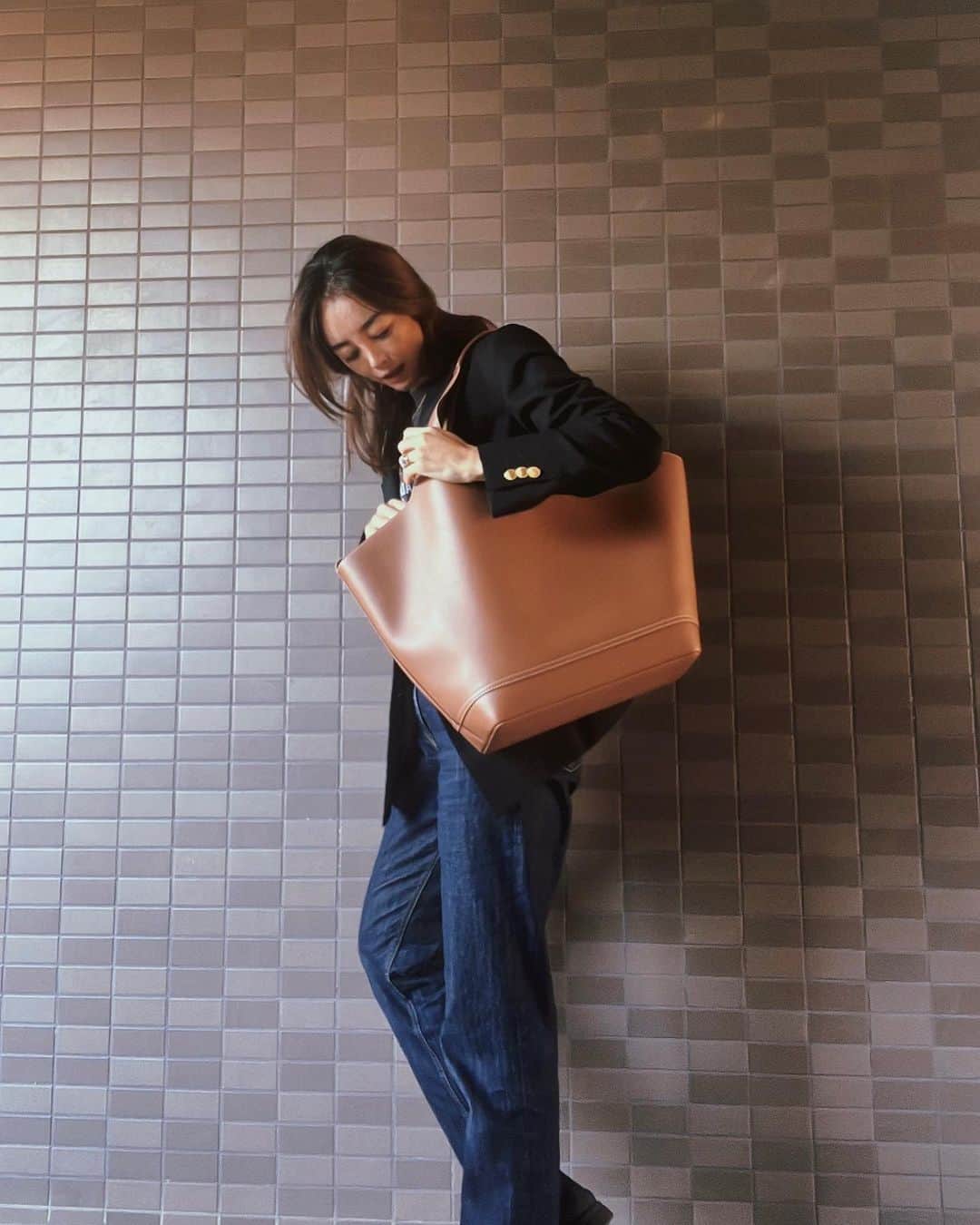 大桑マイミのインスタグラム：「今日は展示会へ行ったり、打ち合わせあったり 帰りにヨガ🧘に行く予定あり。そのあとスイミングへ送り迎え〜と盛り沢山。 荷物珍しく多め。 昨日お家に届いたNEW BAGがピッタリなもので さっそく初おろし❤️🤲  @vasic_japan  のトートバッグ　MASK storyの撮影の際に持たせてもらってからずーーっと気になってた。やっぱり素敵🔸🟠🔸一泊旅行にも最適な大きさ。 すでに…blackも欲しいな⚫️⚫️⚫️」