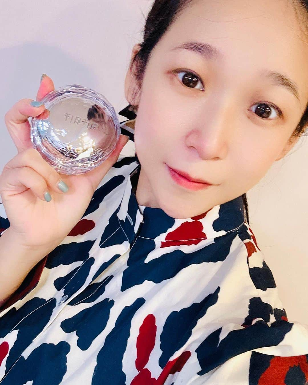 世手子のインスタグラム：「#PR Cute looking cushion foundation･:*+.\(( °ω° ))/.:+ You can control everything from natural makeup to firm makeup👏 jewel-like cosmetics💎💍✨✨ 4秒に1つ売れている @tirtir_jp_official  #TIRTIR  #マスクフィットクリスタルメッシュクッション 新発売 重ねるごとにナチュラルからしっかりメイクまでコントロールカバー力あって素晴らしい👍 大人気納得😍キラキラかわいい💖💖 パフで5回ほど叩いて使用してね🥰 パウダーとも相性いい #マスクフィット  #マスクフィットシリーズ #最強ベース」